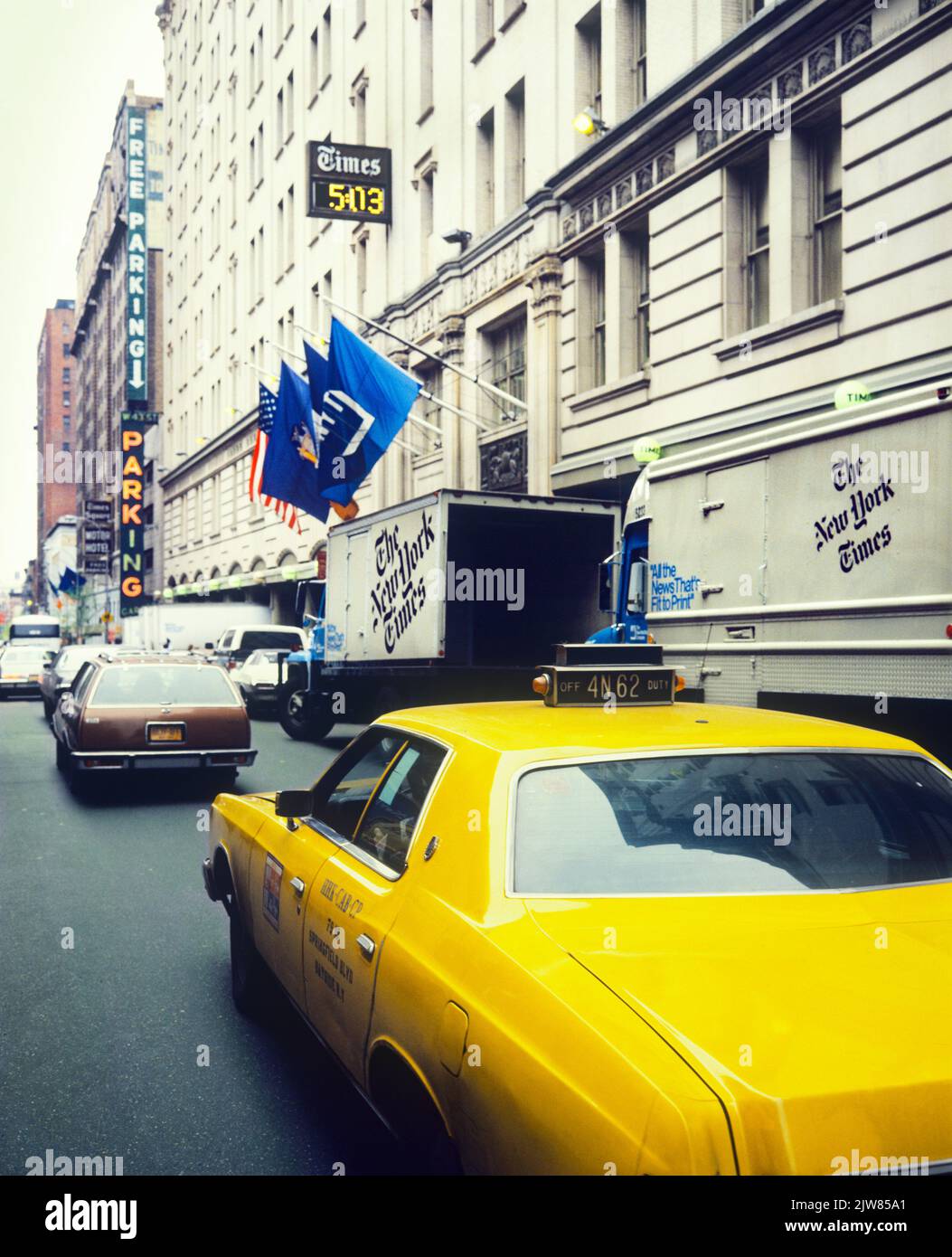 New York 1980s, gelbes Taxi, die New York Times Lieferwagen auf der Straße geparkt, 229 West 43. Street, Manhattan, New York City, NY, NYC, USA, Stockfoto