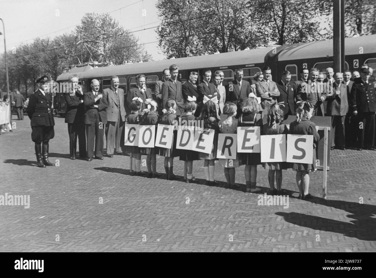 Bild einer Performance von Kindern auf der Plattform des N.S. Bahnhofs Boxtel in Boxtel anlässlich der Elektrifizierung der Eisenbahnstrecken in Noord-Brabant. Stockfoto