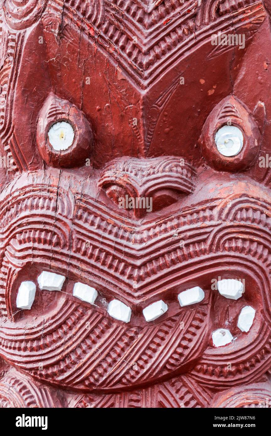 Holzschnitzereien der Maori-Götter im Wharenui (Maori Meeting House) im geothermischen Tal Te Puia Whakarewarewa bei Rotorua in der Region Bay of Plenty o Stockfoto