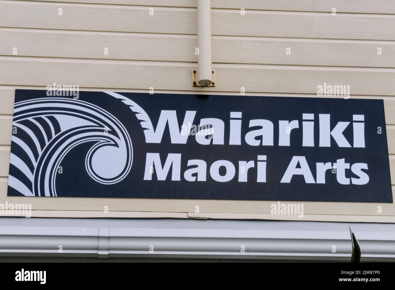 Das Dorf Kunst- und Kunsthandwerk-Souvenirgeschäft in der Tukitrangi Street (die Hauptstraße) im einzigen lebenden Maori-Dorf Neuseelands liegt inmitten der Geothermie Stockfoto