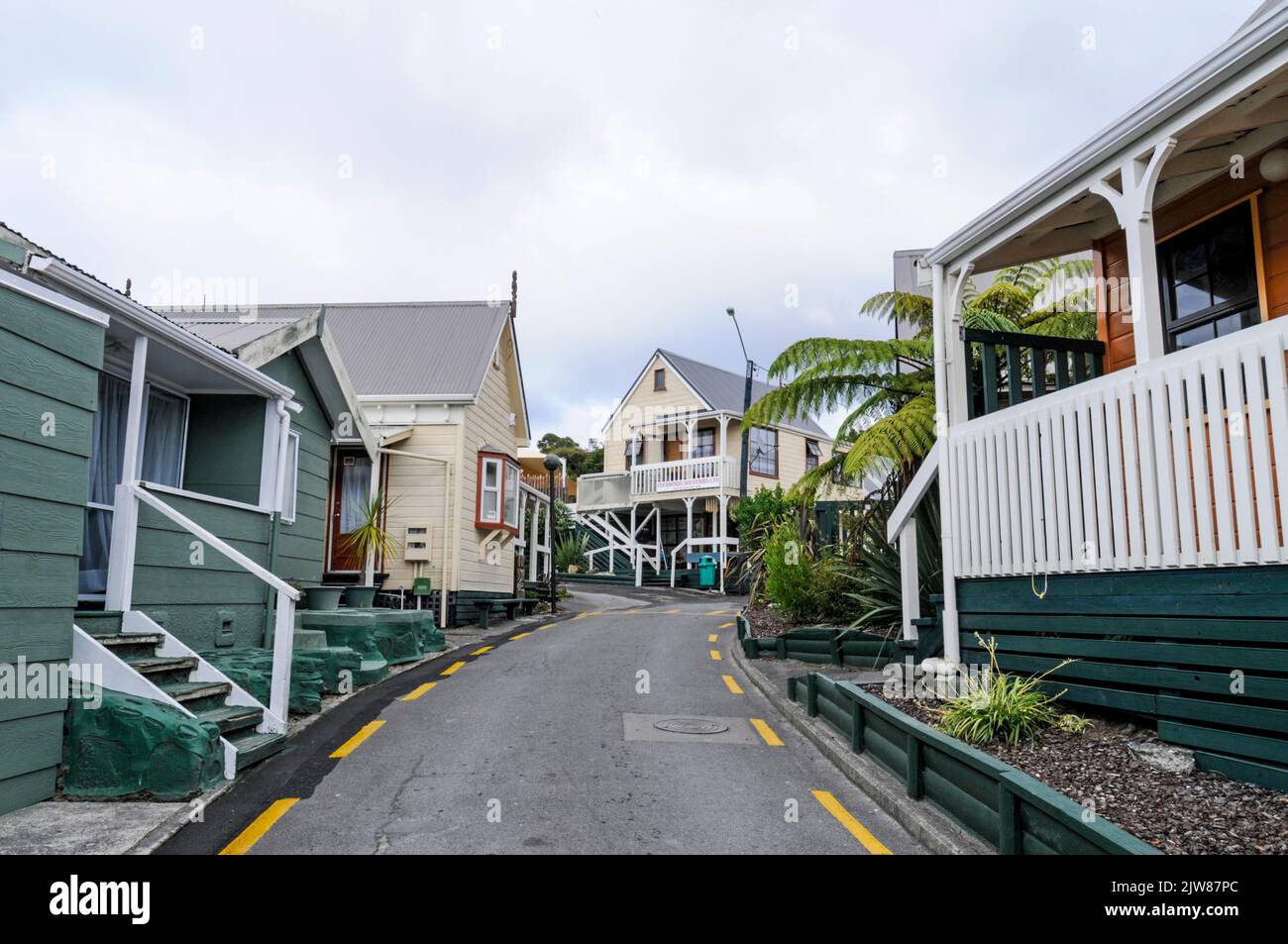 Die Tukitrangi Street (die Hauptstraße) im einzigen lebenden Maori-Dorf Neuseelands liegt in der geothermischen Whakarewarewa in Rotorua in der Bay of Plenty Stockfoto