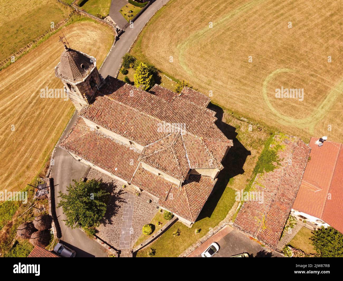 Eine Luftaufnahme der Landschaft von Pueblo de Berroeta mit Feldern Stockfoto