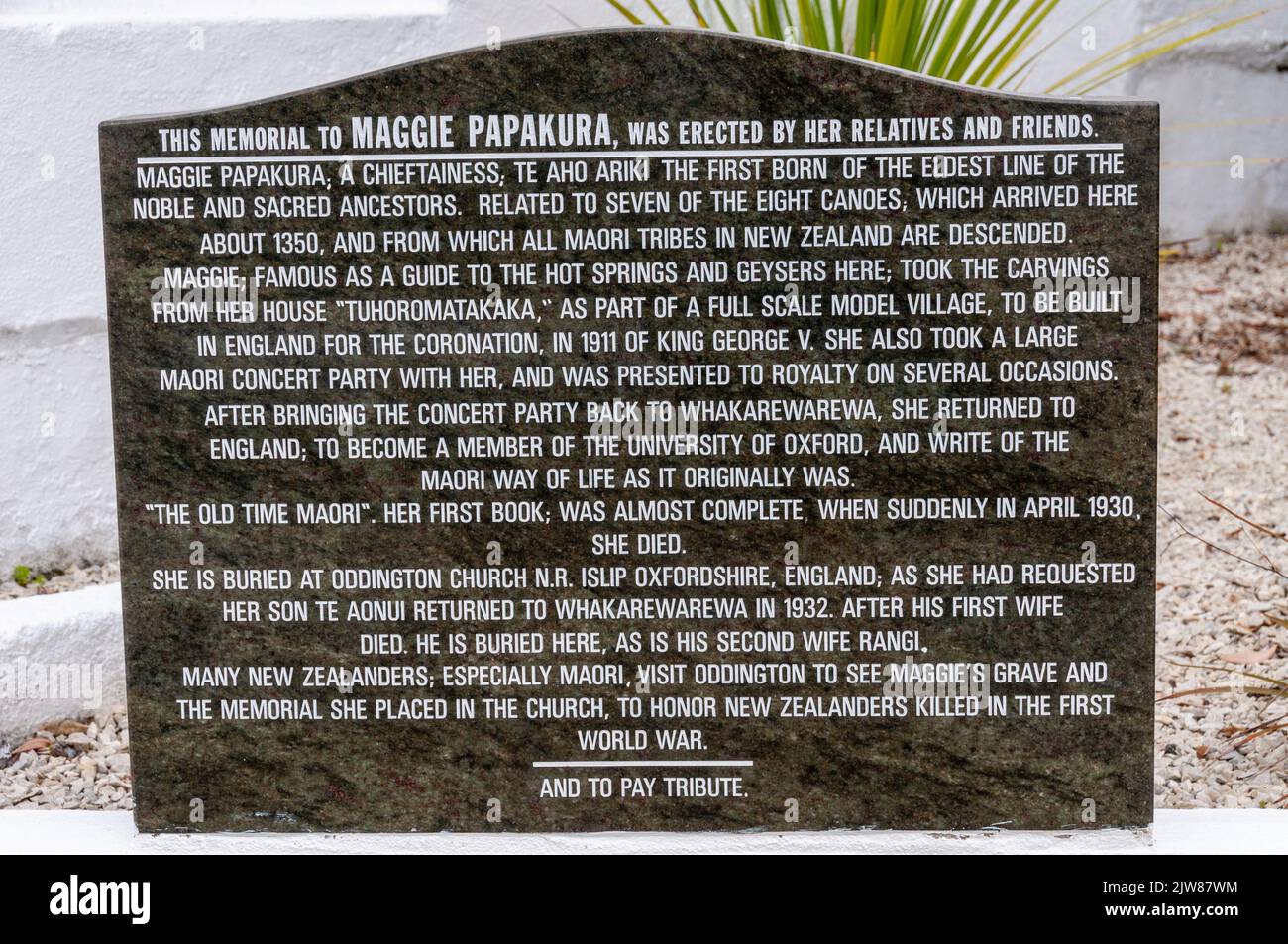 Ein Maori-Denkmal für Maggie Papakurat im einzigen lebenden Maori-Dorf Neuseelands, das im geothermischen Whakarewarewa in Rotorua in der Bay of Plenty liegt Stockfoto