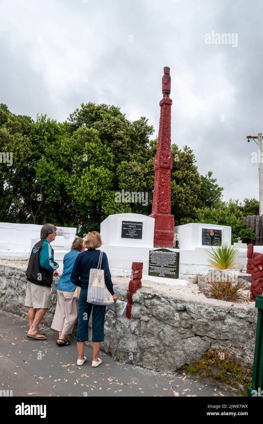 Besucher, die ein Grab der Maori-Familie in Neuseelands einzig lebendem Maori-Dorf betrachten, befinden sich im geothermischen Whakarewarewa in Rotorua in der Bay o Stockfoto