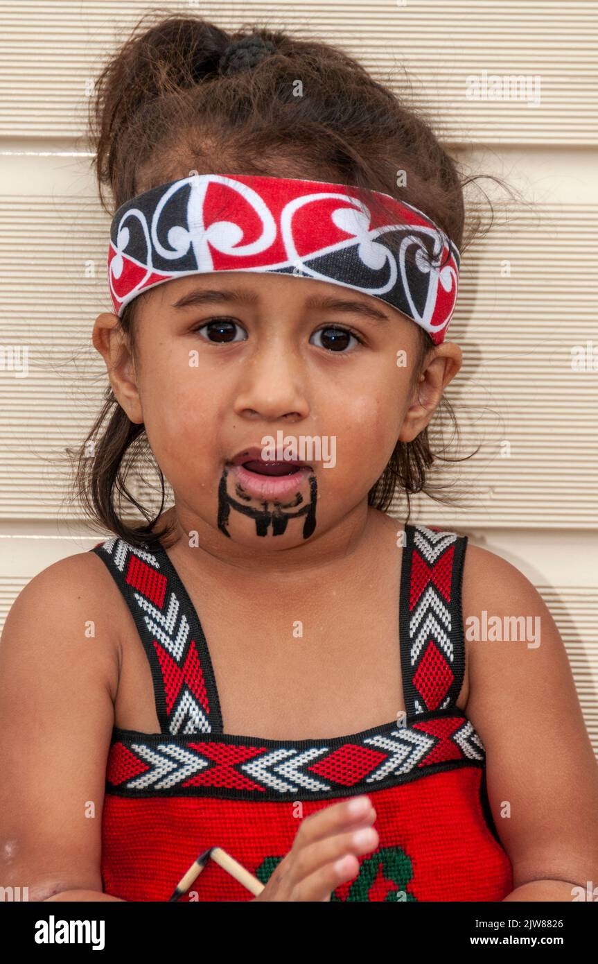 Ein Maori-Kind in ihrem traditionellen Tanzkleid, das das kulturelle ...