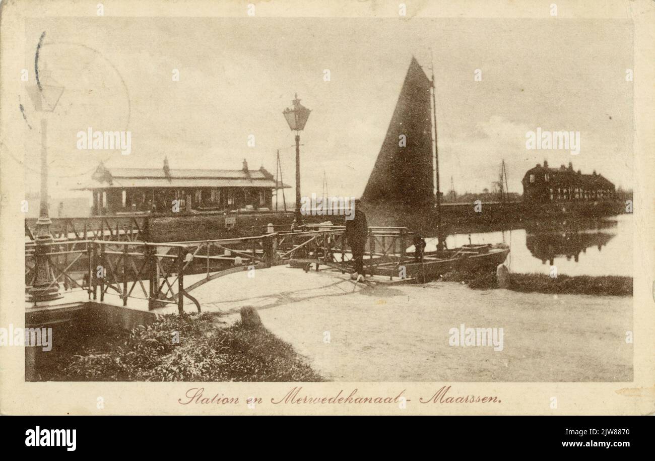 Blick auf den Bahnhof und die Schaukelbrücke über den Merwedekanaal in Maarssen von Osten. Stockfoto