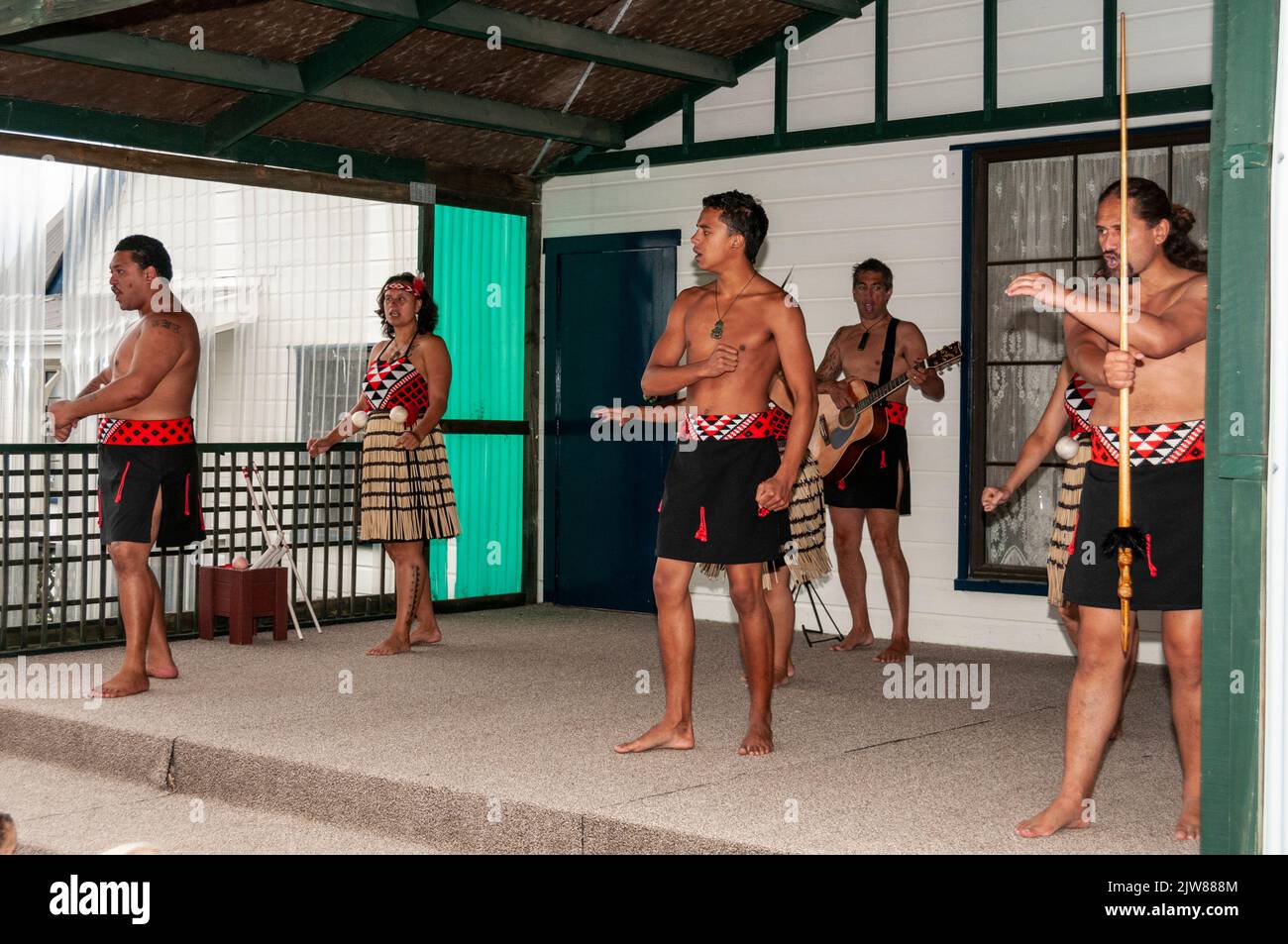 Eine Gruppe von Maori-Männern, die bei einem Kulturkonzert für Touristen im einzigen lebenden Maori-Dorf Neuseelands auftreten, das in der geothermischen Wh liegt Stockfoto