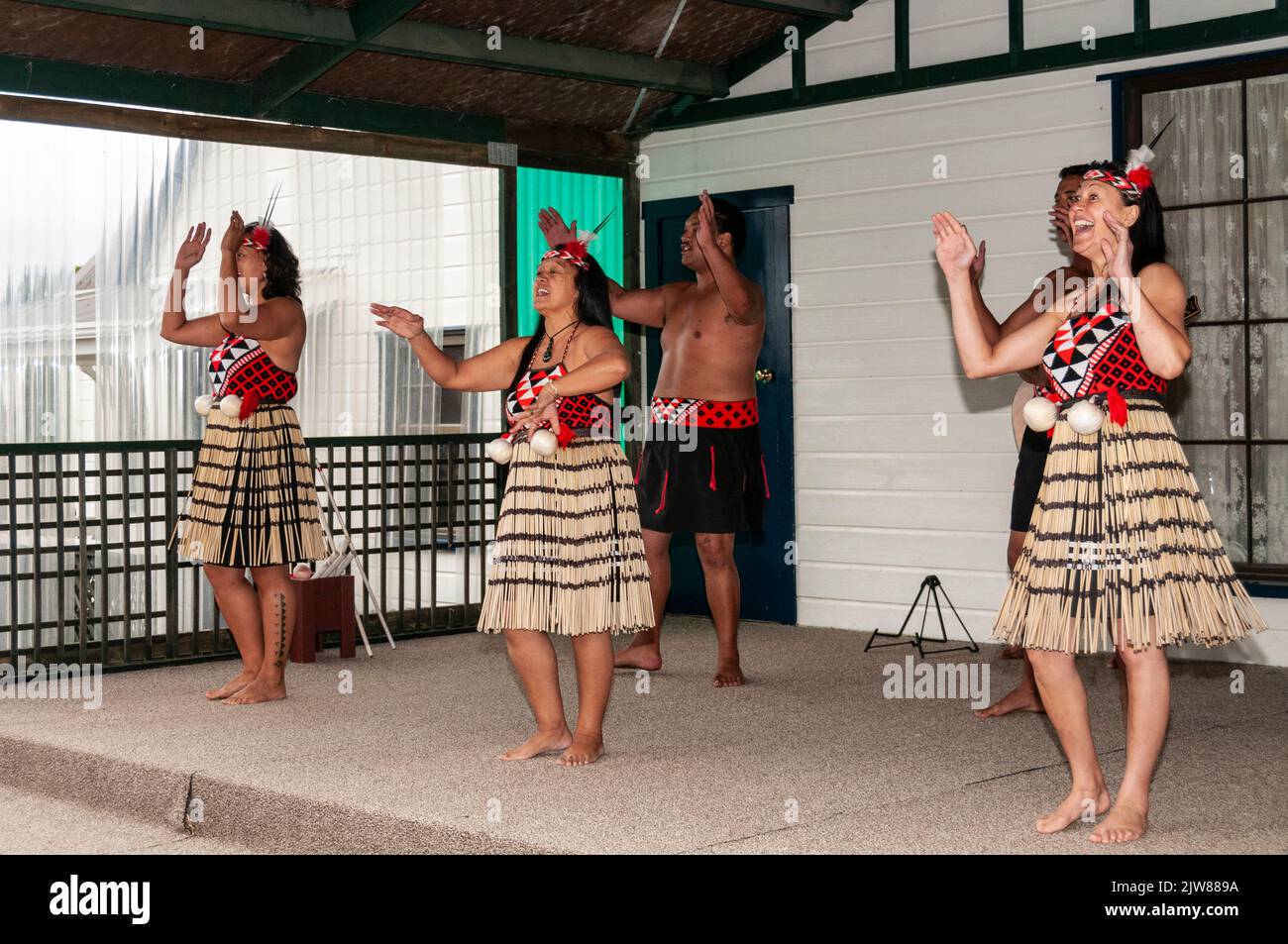 Eine Gruppe von Maori-Frauen, die bei einem Kulturkonzert für Touristen in Neuseelands einmaltem lebenden Maori-Dorf in der Geothermie auftreten Stockfoto