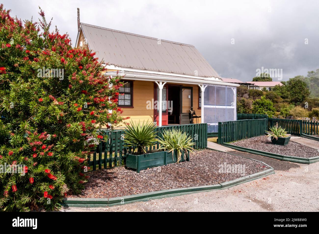 Das im Geothermen Tal Te Puia Whakarewarewa gelegene Einfamilienhaus und Garten der Maori befindet sich im einzigen lebenden Maori-Dorf Neuseelands, Whakarewarewa Stockfoto