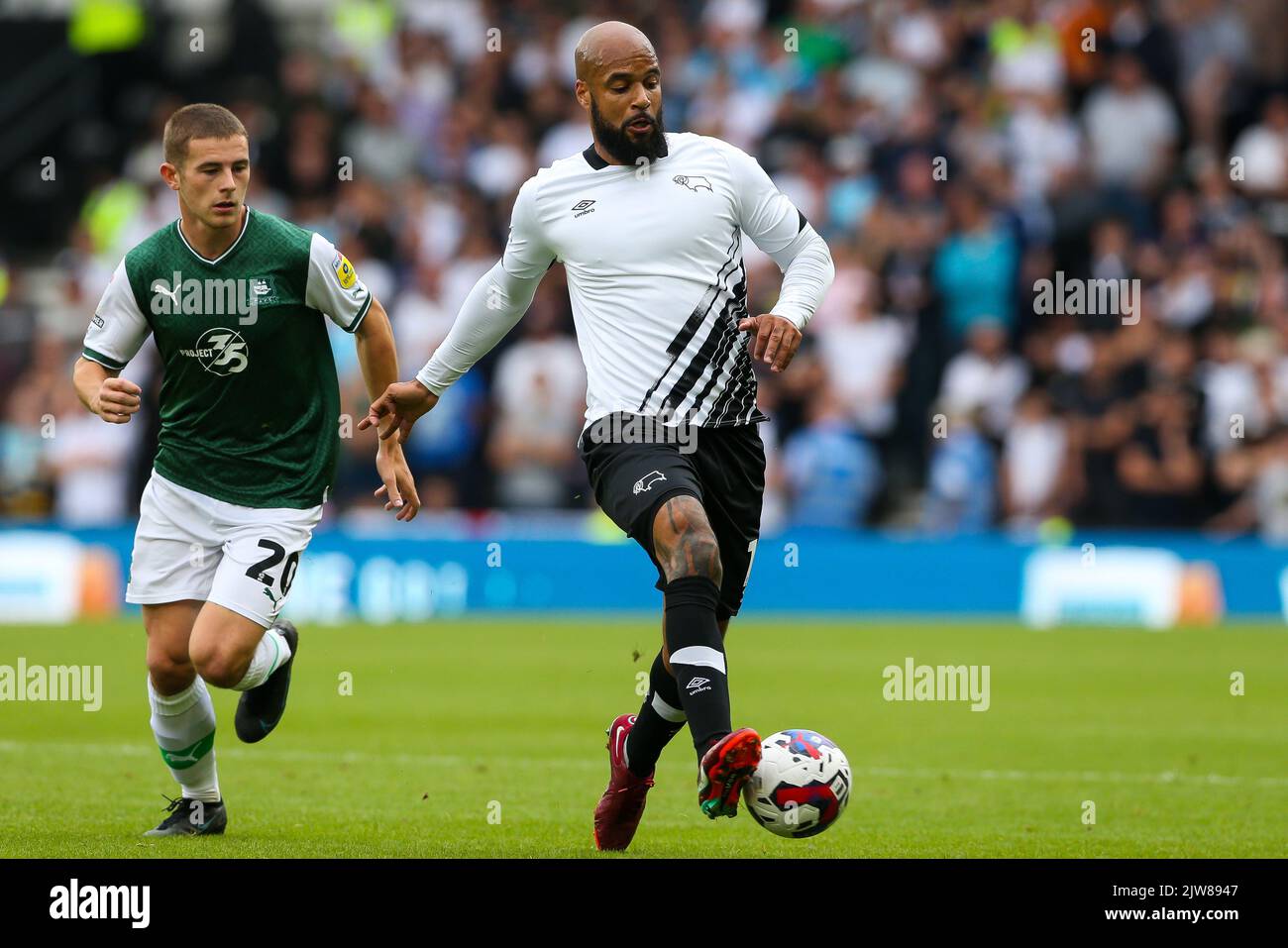 David McGoldrick von Derby County und Adam Randell von Plymouth Argyle kämpfen während des Sky Bet League One-Spiels im Pride Park, Derby, um den Ball. Bilddatum: Samstag, 3. September 2022. Stockfoto