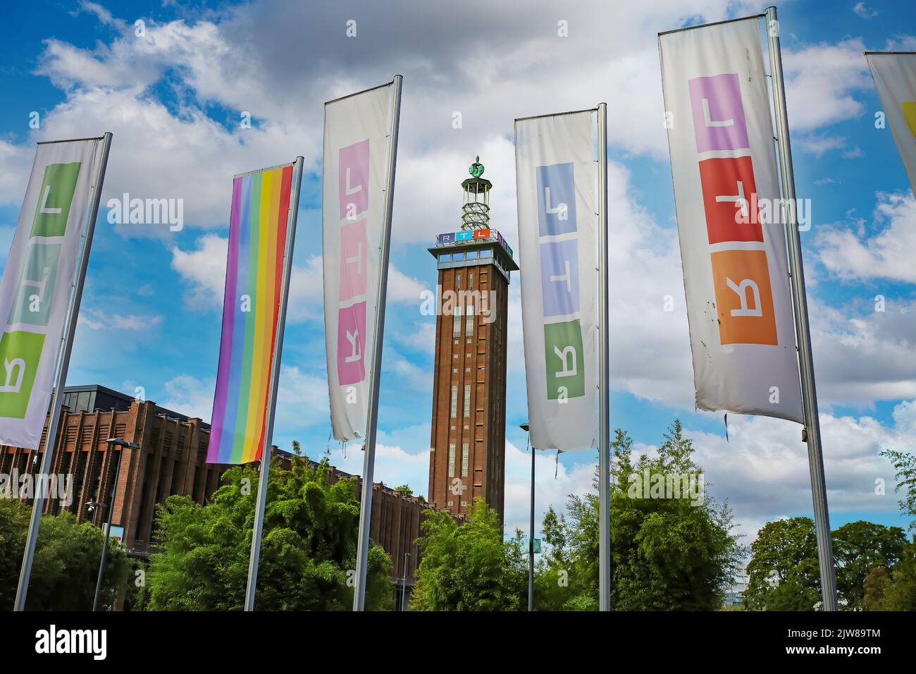 Köln (Deutz Rheinhallen), Deutschland - Juli 9. 2022: Sitz der deutschen RTL-Fernsehgruppe, blauer Sommerhimmel mit flauschigen Wolken Stockfoto