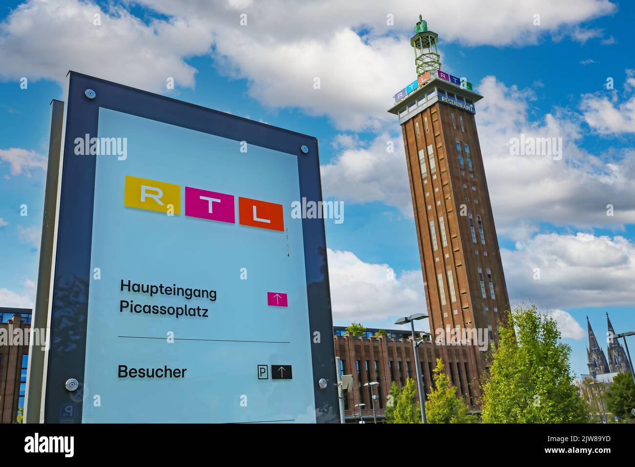 Köln (Deutz Rheinhallen), Deutschland - Juli 9. 2022: Sitz der deutschen RTL-Fernsehgruppe, blauer Sommerhimmel mit flauschigen Wolken Stockfoto