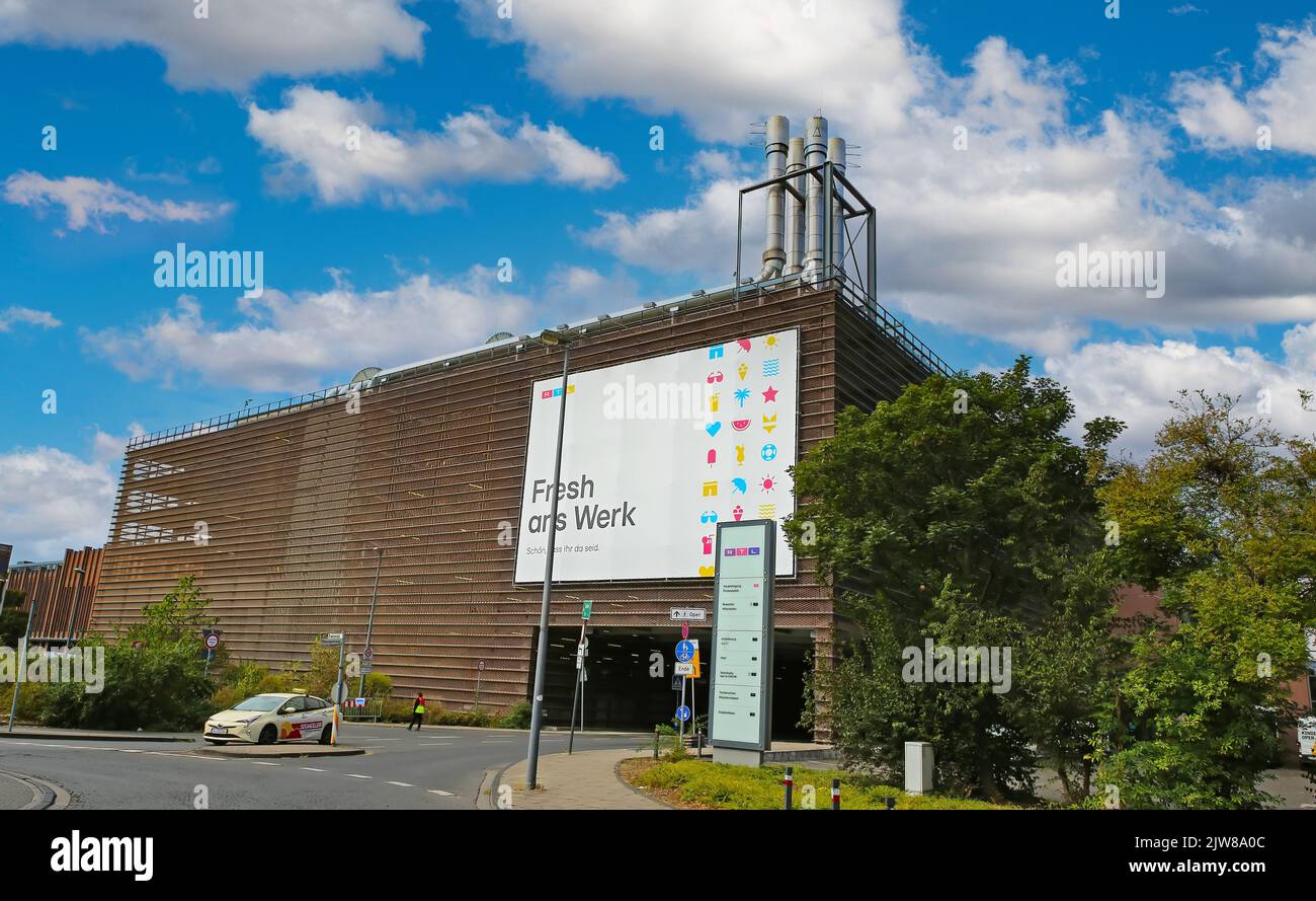 Köln (Picassoplatz), Deutschland - Juli 9. 2022: Blick auf das moderne Parkhaus der RTL Mediengruppe im Stadtzentrum Stockfoto
