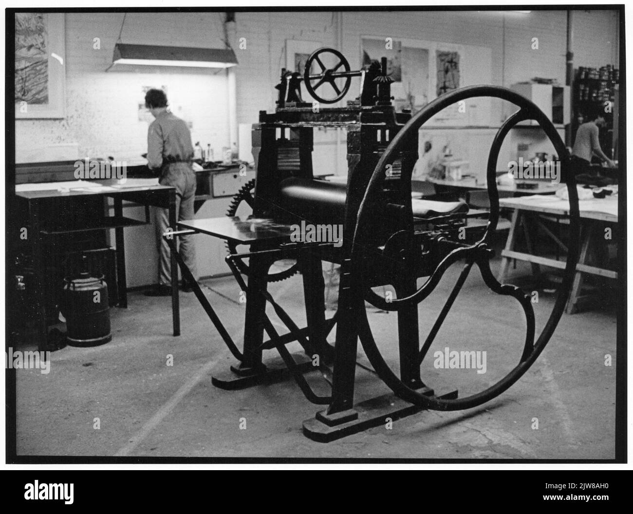 Bild einer Radierpresse im Grafikstudio (Pieterskerkhof 8) in Utrecht. Stockfoto