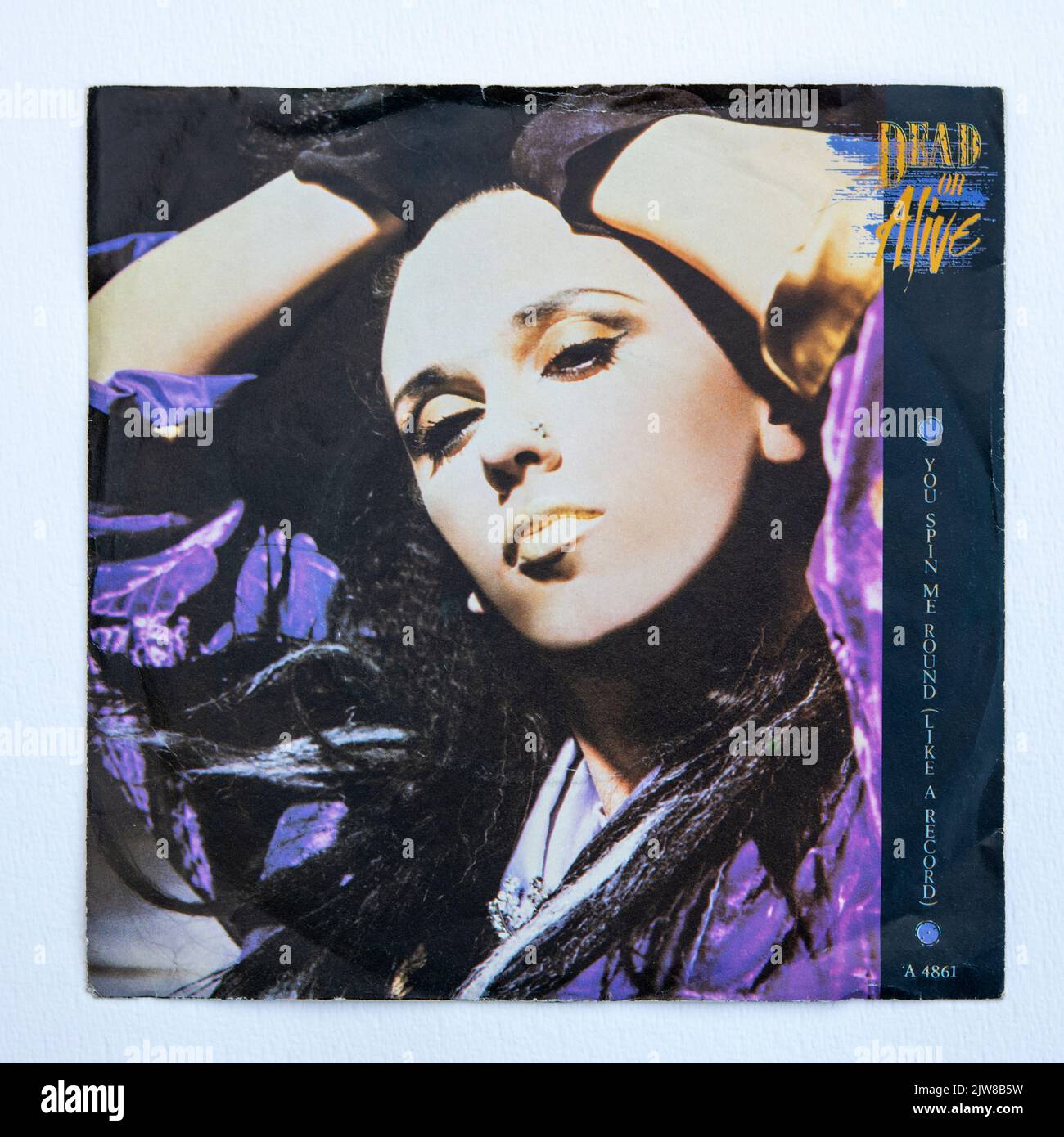 Bildercover der sieben-Zoll-Single-Version von You Spin Me Round (Like A Record) von Dead or Alive, die 1985 veröffentlicht wurde. Stockfoto