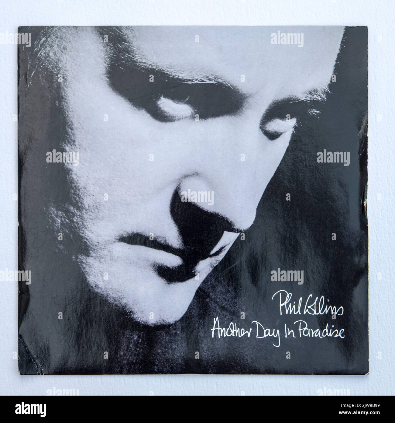 Bildercover der sieben-Zoll-Single-Version von Another Day in Paradise von Phil Collins, die 1989 erschien. Stockfoto