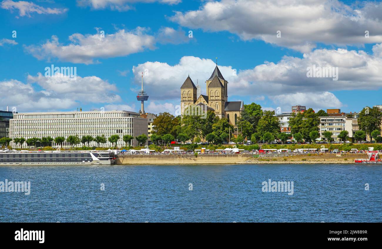 Köln, Deutschland - Juli 9. 2022: Blick über den rhein auf das Konrad-Adenauer-Ufer mit St. Kunibert-Kirche, blauer Sommerhimmel Stockfoto