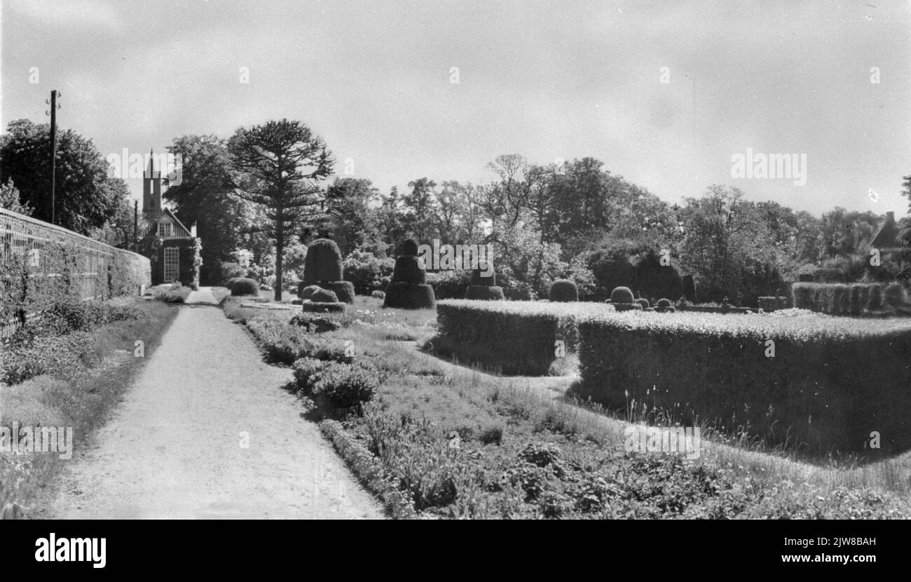 Blick in den Garten der Burg Amerongen (Drostestraat) in Amerongen, mit der Orangerie auf der linken Seite und dem Turm der St. Andrieskerk (Hof 16). Stockfoto
