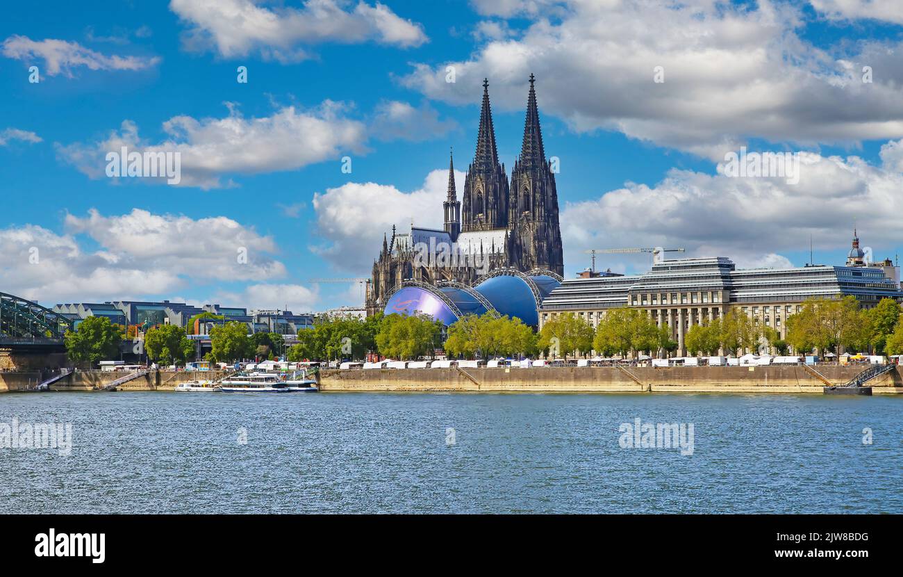 Köln, Deutschland - Juli 9. 2022: Blick über den rhein auf gotische domtürme und Musikkuppel im Sommer Stockfoto