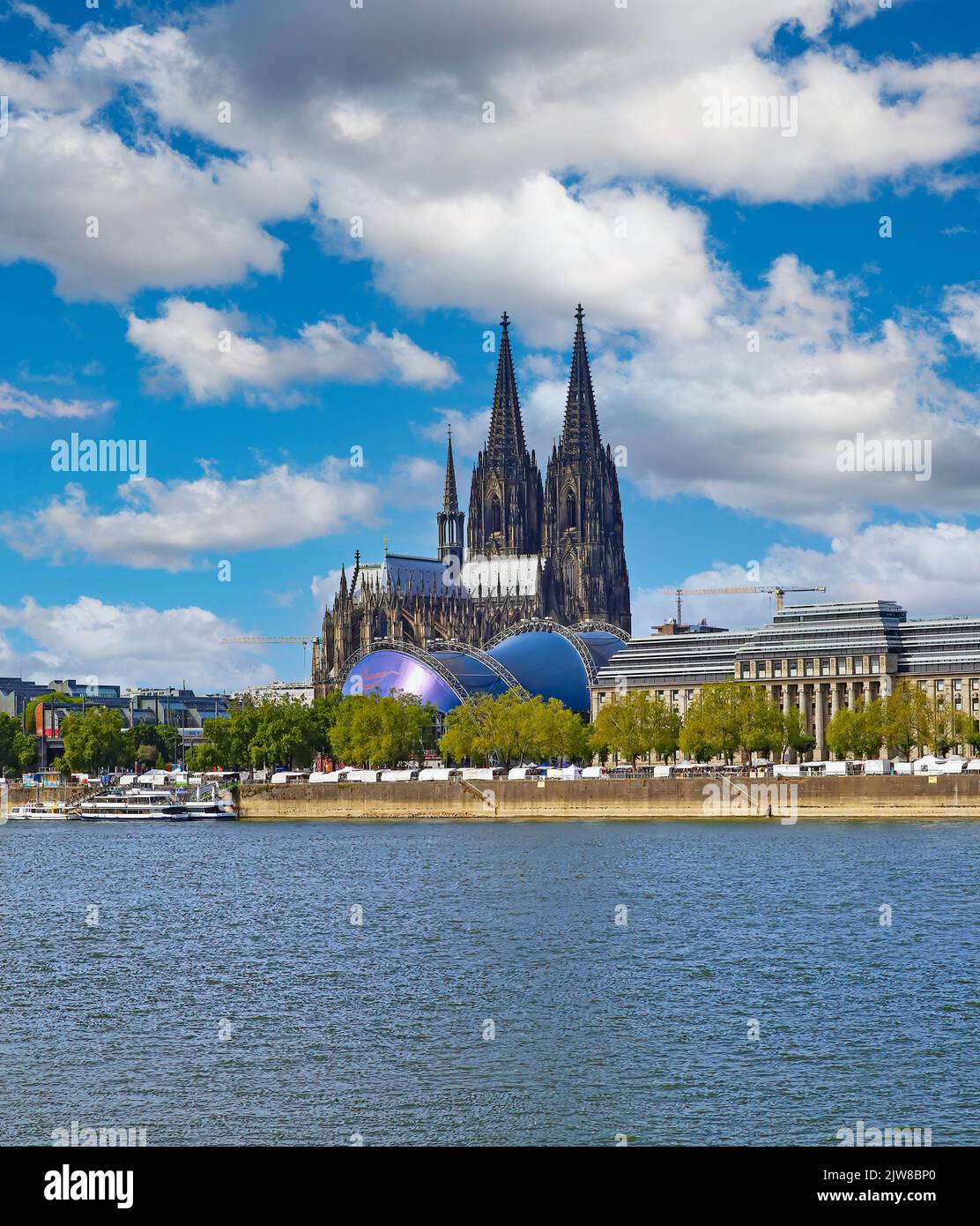 Köln, Deutschland - Juli 9. 2022: Blick über den rhein auf gotische domtürme und Musikkuppel im Sommer Stockfoto