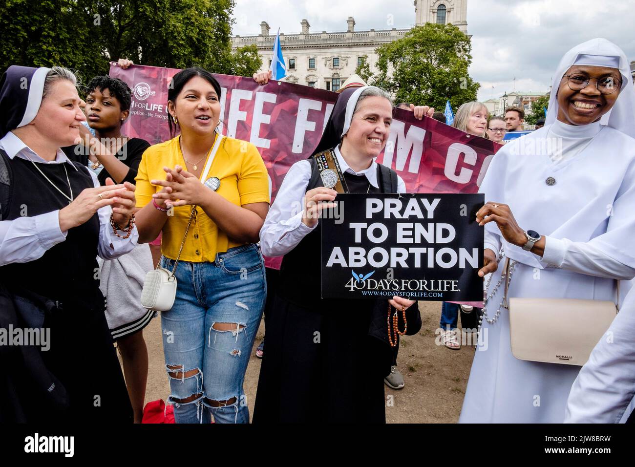 London, Großbritannien. 3. September 2022. Mitglieder von Anti-Abtreibungsgruppen treffen sich auf dem Parliament Square in Westminster nach einem jährlichen „Marsch fürs Leben“ im Zentrum von London. Wahlkämpfer für Abtreibungen versammeln sich auch, um ihre Opposition gegen die Anti-Abtreibungsbewegung zu äußern. Im Bild: Während der Kundgebung werden von Aktivisten Plakate mit Botschaften zur Abtreibungsfeindlichkeit gehalten. Stockfoto