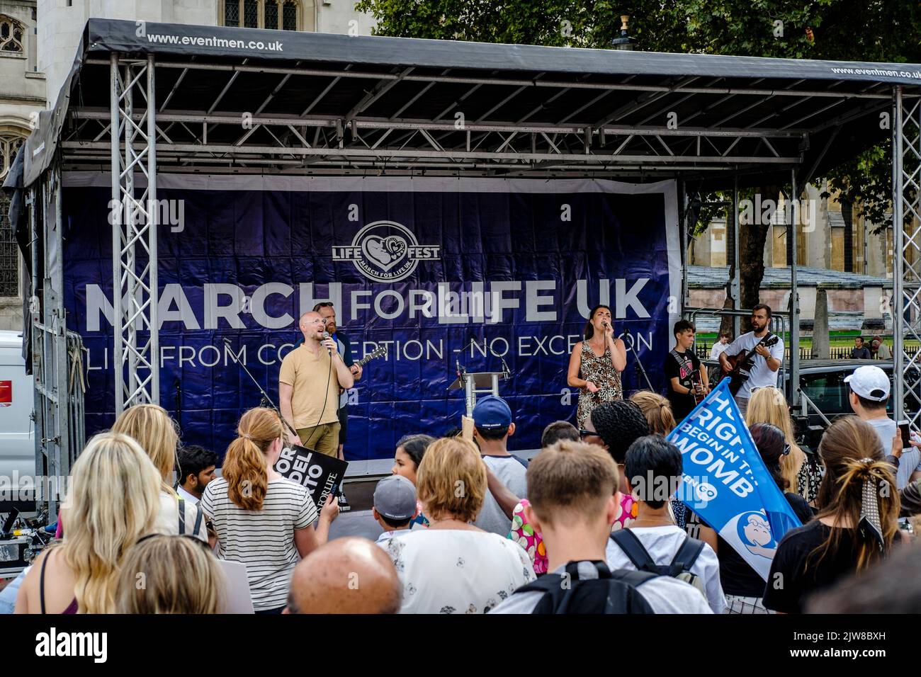 London, Großbritannien. 3. September 2022. Mitglieder von Anti-Abtreibungsgruppen treffen sich auf dem Parliament Square in Westminster nach einem jährlichen „Marsch fürs Leben“ im Zentrum von London. Wahlkämpfer für Abtreibungen versammeln sich auch, um ihre Opposition gegen die Anti-Abtreibungsbewegung zu äußern. Im Bild: Die zentrale Botschaft der Anti-Abtreibung-Aktivisten von Life von Conception, Keine Ausnahme auf der Kundgebung zu sehen. Im Bild: Anti-Abtreibungsbefürworter versammeln sich, um Reden zu hören, zu singen und zu beten während der March for Life-Kundgebung in London. Stockfoto