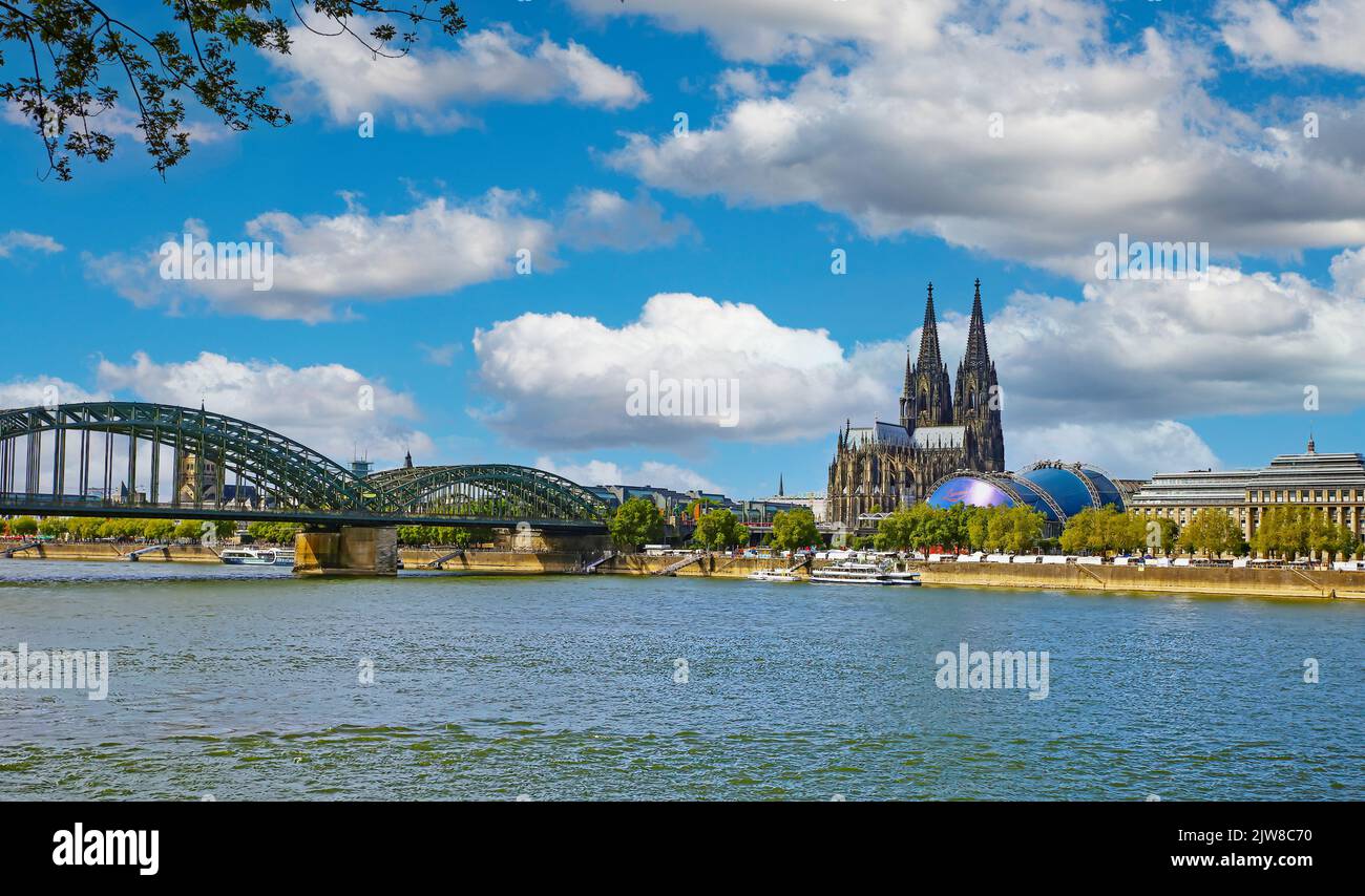 Köln, Deutschland - Juli 9. 2022: Blick über den rhein auf gotische domtürme, Hhohenzollernbrücke, Musikkuppel im Sommer Stockfoto