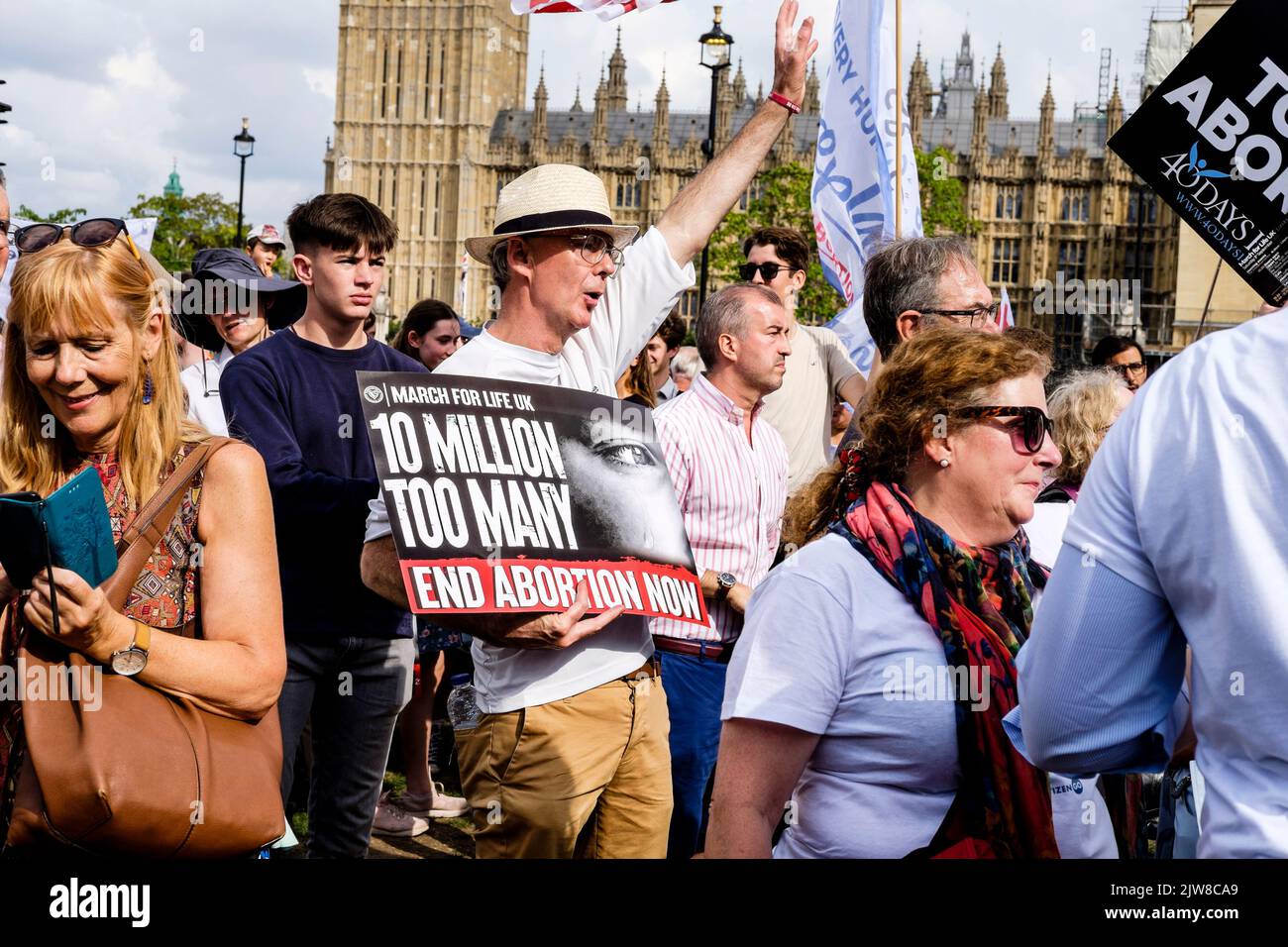 London, Großbritannien. 3. September 2022. Mitglieder von Anti-Abtreibungsgruppen treffen sich auf dem Parliament Square in Westminster nach einem jährlichen „Marsch fürs Leben“ im Zentrum von London. Wahlkämpfer für Abtreibungen versammeln sich auch, um ihre Opposition gegen die Anti-Abtreibungsbewegung zu äußern. Im Bild: Während der Kundgebung werden von Aktivisten Plakate mit Botschaften zur Abtreibungsfeindlichkeit gehalten. Stockfoto