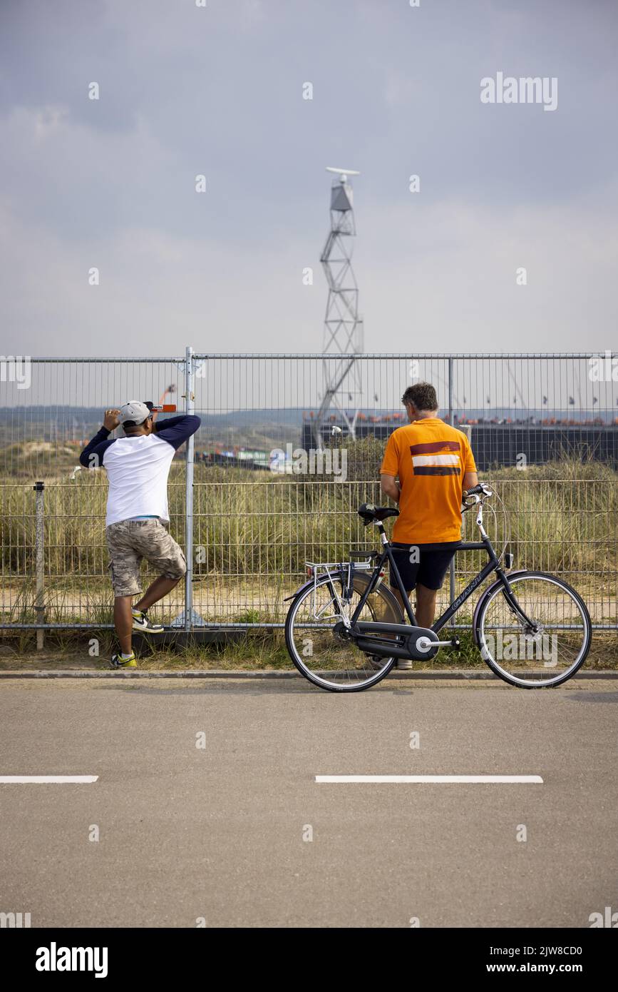 ZANDVOORT - Rennfans beobachten die Zandvoort-Rennstrecke von einem Dach aus, auf dem der Grand Prix der Niederlande F1 stattfindet. ANP RAMON VAN FLYMEN Stockfoto