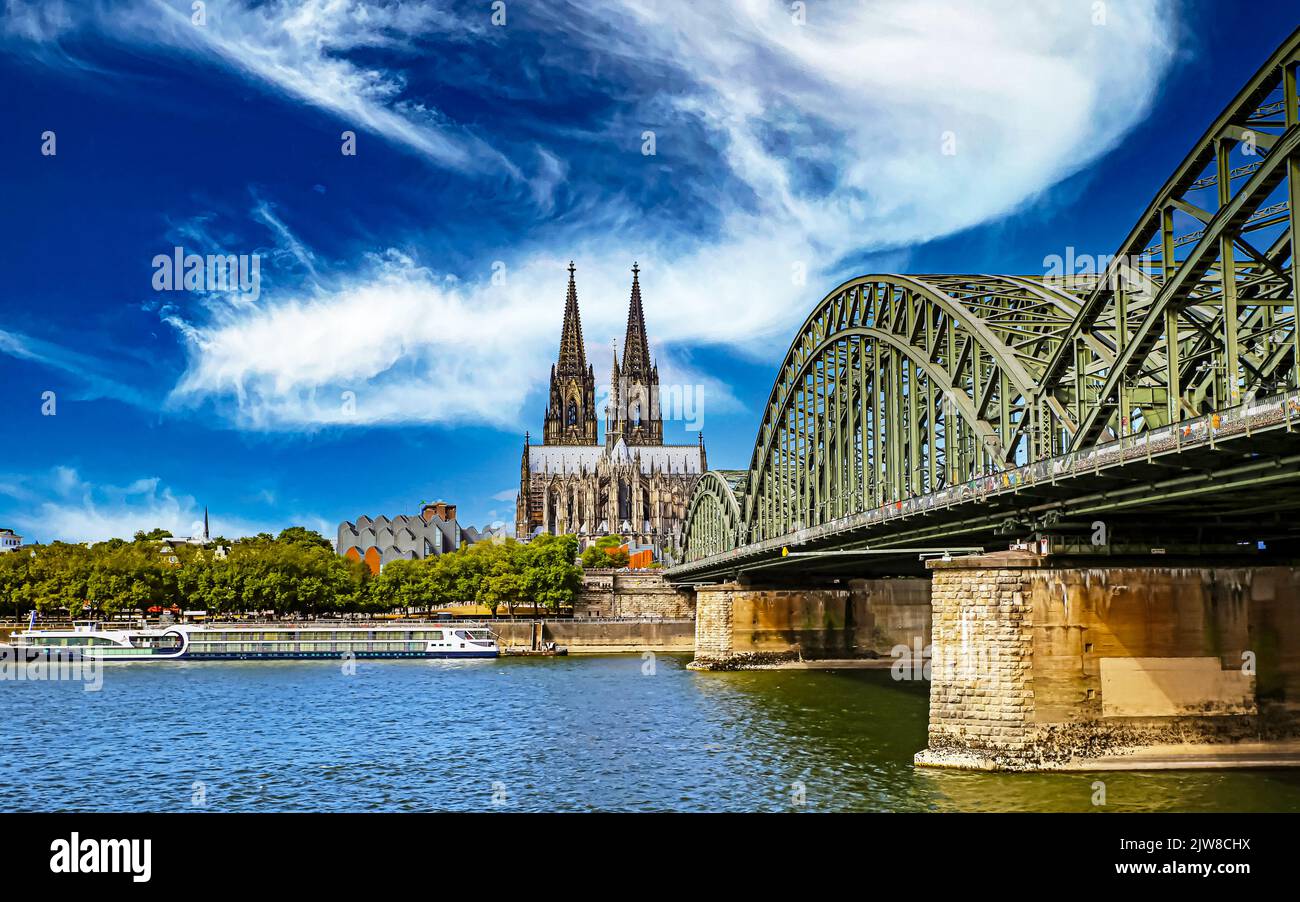 Wunderschöne skyline des rheins, mittelalterliche gotische Kuppel, Hohenzollernbrücke, dramatischer blauer Sommerhimmel - Köln, Deutschland Stockfoto