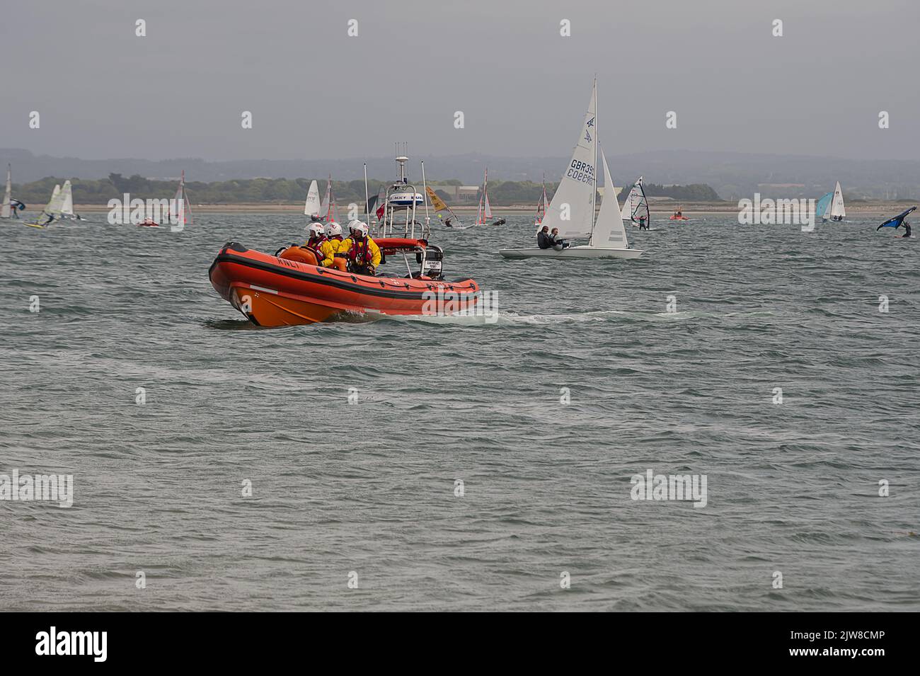 RNLI-Rettungsboot-Rückgewinnung an der Küste Stockfoto