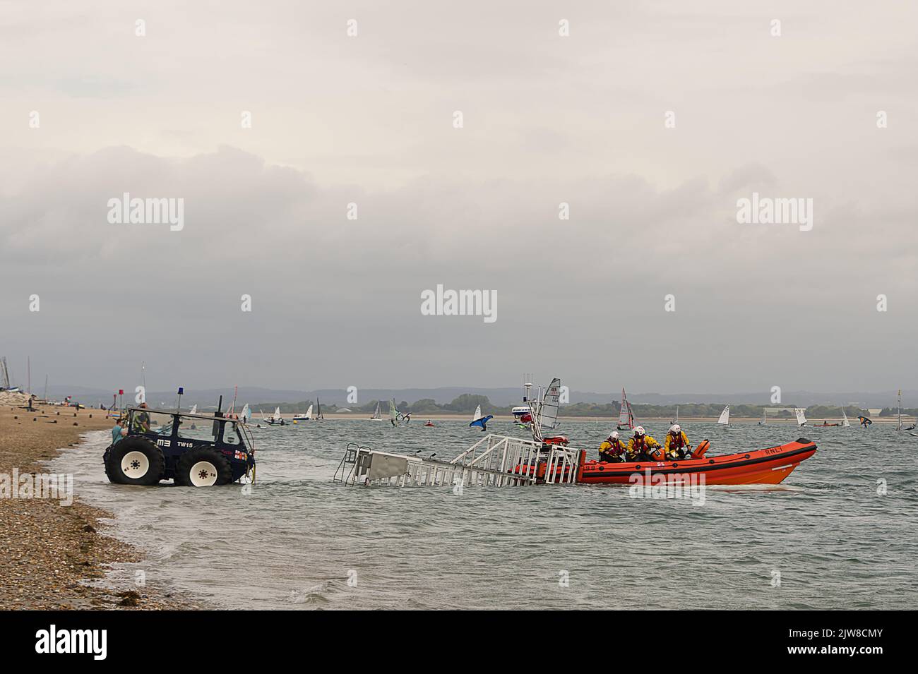RNLI-Rettungsboot-Rückgewinnung an der Küste Stockfoto