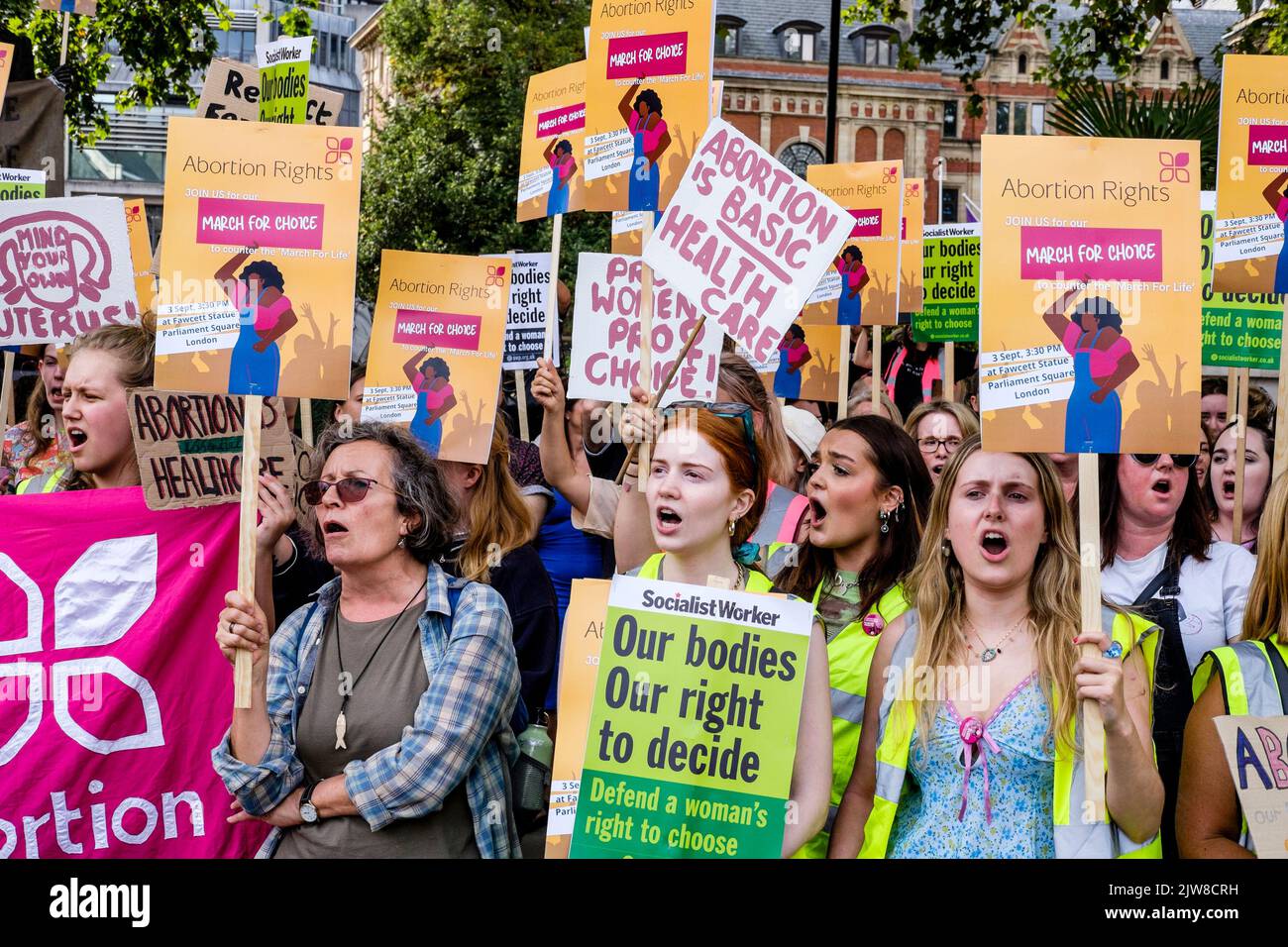 London, Großbritannien. 3. September 2022. Abtreibungsbefürworter zeigen während einer Wahlkampfveranstaltung auf dem Parliament Square eine Botschaft über die Wahlrechte der Frauen, die ebenfalls von Anti-Abtreibungskampagnen organisiert werden. Stockfoto