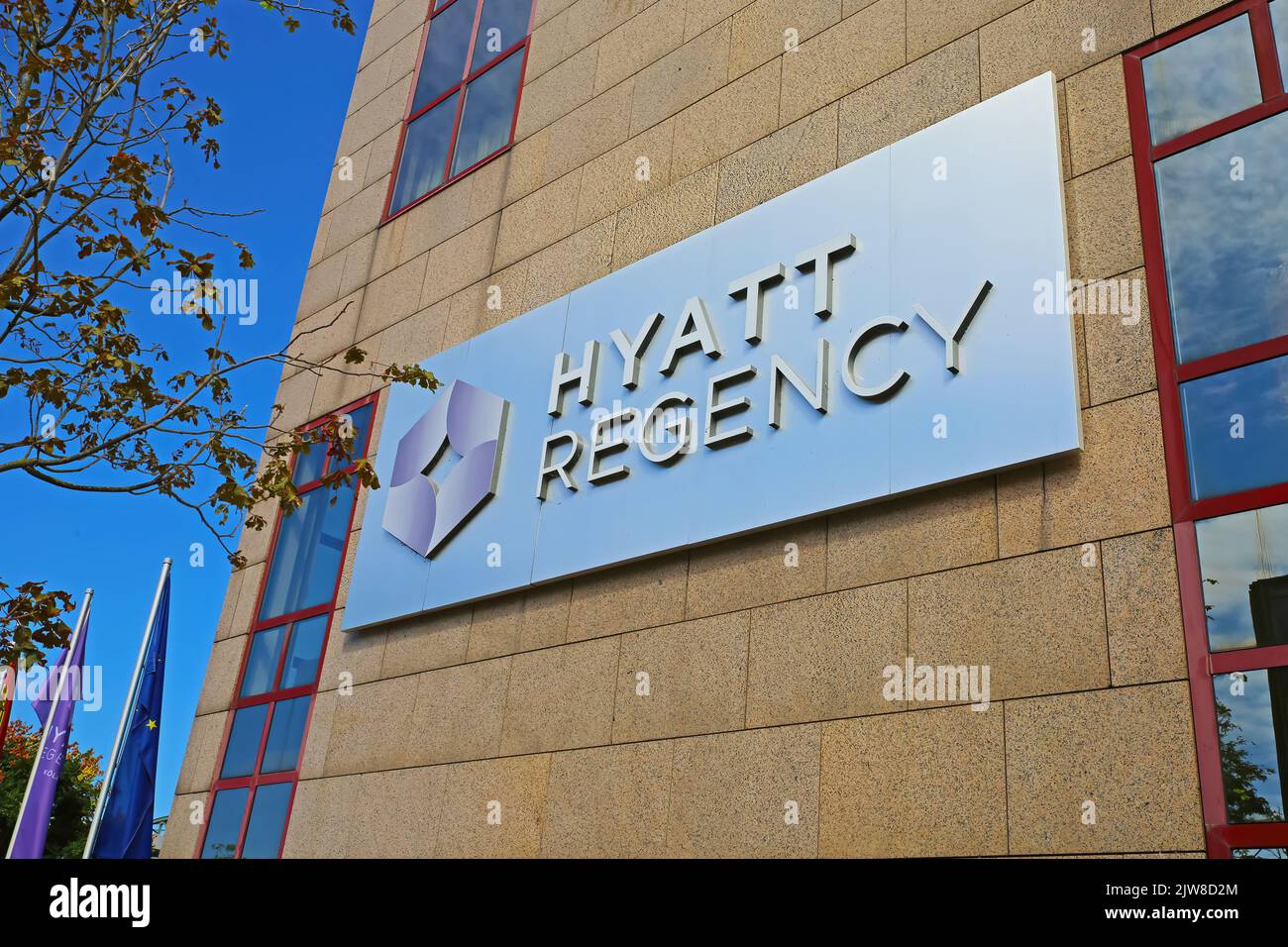 Köln, Deutschland - Juli 9. 2022: Nahaufnahme eines isolierten Schildes mit Logo-Schriftzug des Hyatt Regency Hotels an der Gebäudefassade Stockfoto