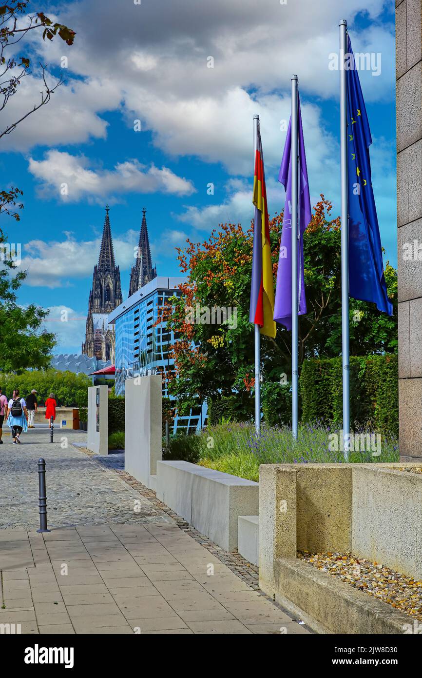 Köln, Deutschland - Juli 9. 2022: Blick über das Hyatt Regency Hotelgebäude am rheinboulevard mit dom Stockfoto