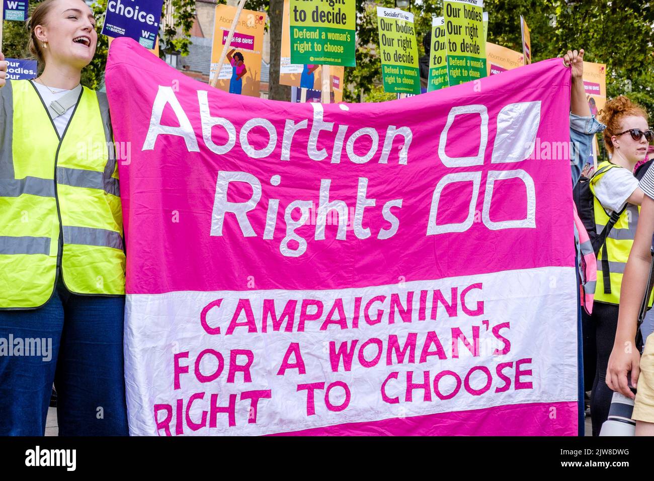 London, Großbritannien. 3. September 2022. Mitglieder von Anti-Abtreibungsgruppen treffen sich auf dem Parliament Square in Westminster nach einem jährlichen „Marsch fürs Leben“ im Zentrum von London. Wahlkampfkämpfer für Abtreibungen versammeln sich auch, um ihre Opposition gegen die Ant-Abtreibungsbewegung zum Ausdruck zu bringen. Im Bild: Abtreibungsbefürworter zeigen während einer Wahlkampfveranstaltung auf dem Parliament Square eine Botschaft über die Wahlrechte der Frauen, die gegen die ebenfalls stattfindende Kundgebung mit Ameisenabtreibungen demonstrieren. Stockfoto