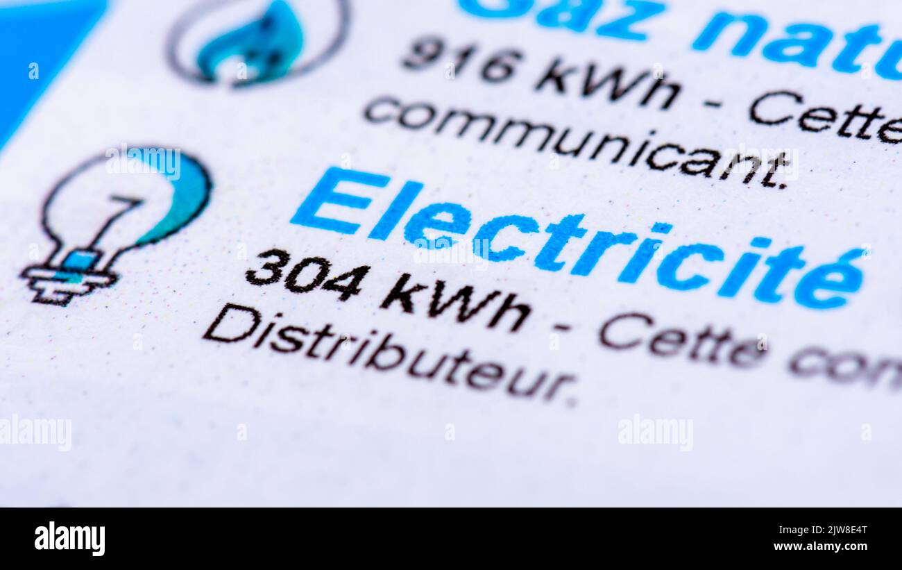 Anstieg der Energiepreise in Frankreich: Nahaufnahme einer französischen Rechnung mit Angaben zum zu zahlenden Erdgas- und Stromverbrauch in kWh Stockfoto