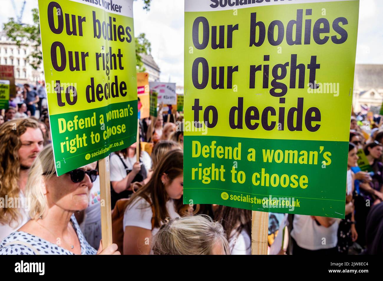 London, Großbritannien. 3. September 2022. Abtreibungsbefürworter zeigen während einer Wahlkampfveranstaltung auf dem Parliament Square eine Botschaft über die Wahlrechte der Frauen, die ebenfalls von Anti-Abtreibungskampagnen organisiert werden. Stockfoto