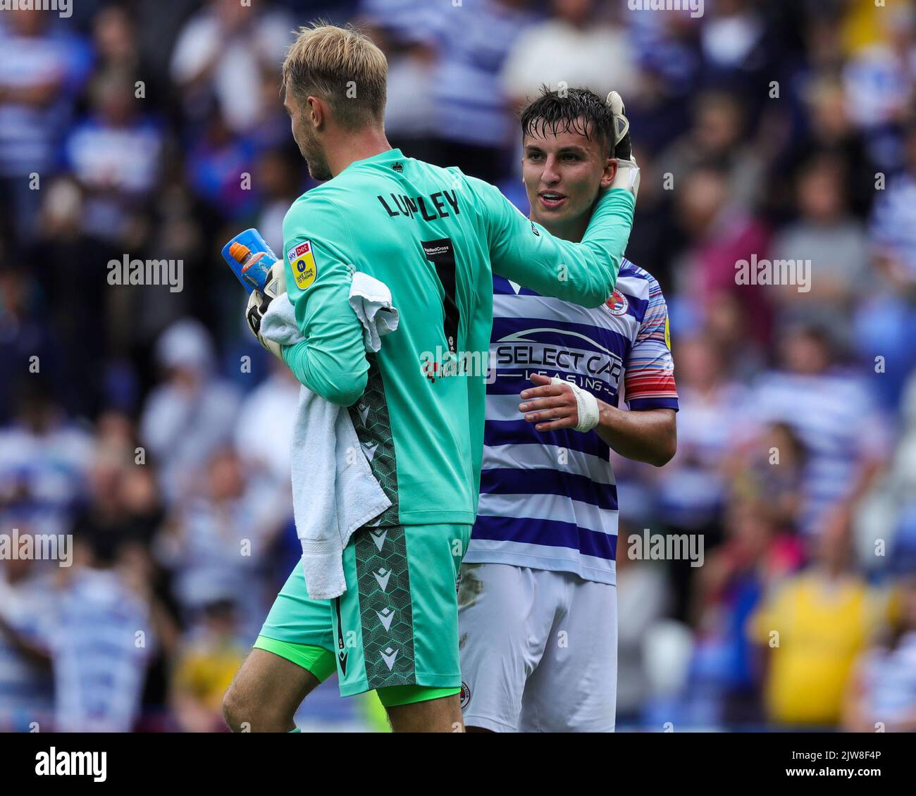 Tom McIntyre #5 von Reading und Joe Lumley #1 von Readingfeiert nach dem Spiel während des Sky Bet Championship-Spiels Reading vs Stoke City im Select Car Leasing Stadium, Reading, Großbritannien, 4.. September 2022 (Foto von Ben Whitley/News Images) Stockfoto