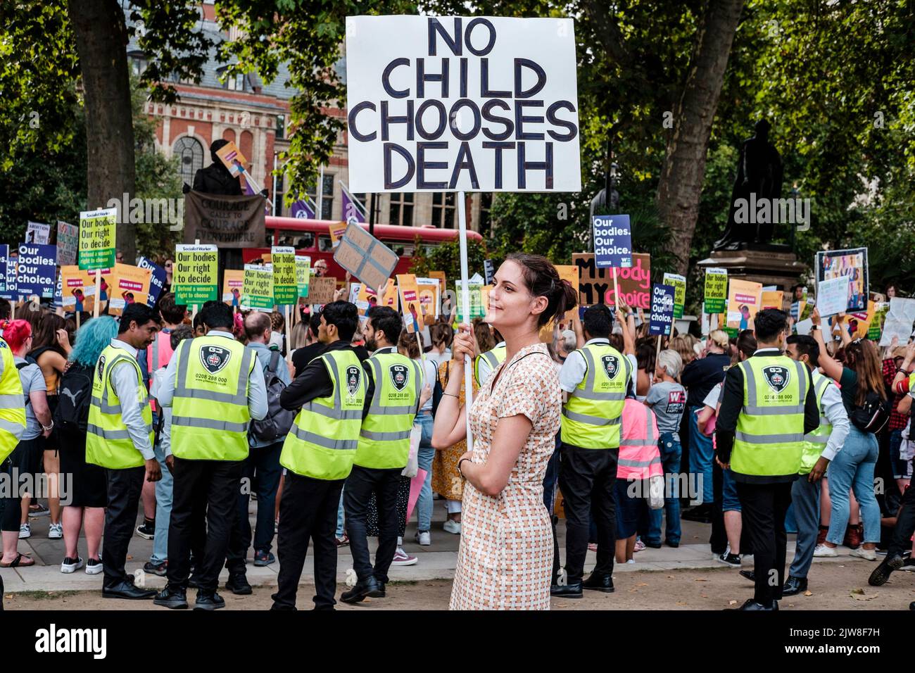 London, Großbritannien. 3. September 2022. Mitglieder von Anti-Abtreibungsgruppen treffen sich auf dem Parliament Square in Westminster nach einem jährlichen „Marsch fürs Leben“ im Zentrum von London. Wahlkämpfer für Abtreibungen versammeln sich auch, um ihre Opposition gegen die Anti-Abtreibungsbewegung zu äußern. Im Bild: Ein Anti-Abtreibungskämpfer hält ein Plakat hoch vor einer Versammlung von Pro-Choice-Aktivisten auf dem Parliament Square in London. Stockfoto