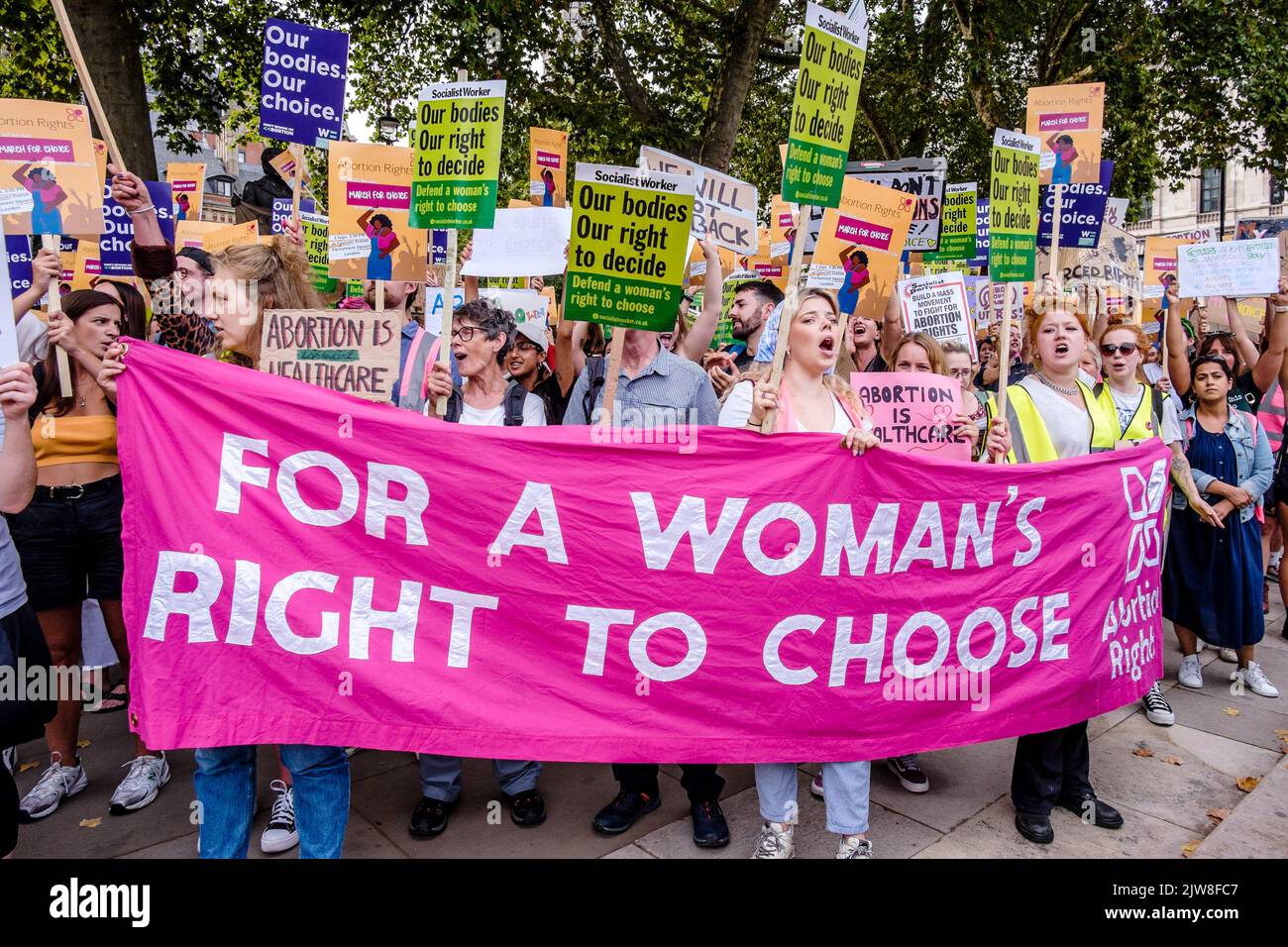 London, Großbritannien. 3. September 2022. Abtreibungsbefürworter zeigen während einer Wahlkampfveranstaltung auf dem Parliament Square eine Botschaft über die Wahlrechte der Frauen, die ebenfalls von Anti-Abtreibungskampagnen organisiert werden. Stockfoto