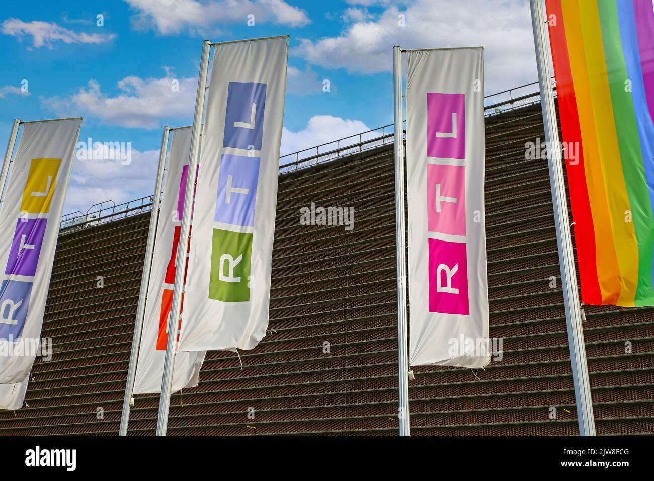 Köln (Deutz Rheinhallen), Deutschland - Juli 9. 2022: Sitz der deutschen RTL-Fernsehgruppe, blauer Sommerhimmel mit flauschigen Wolken Stockfoto