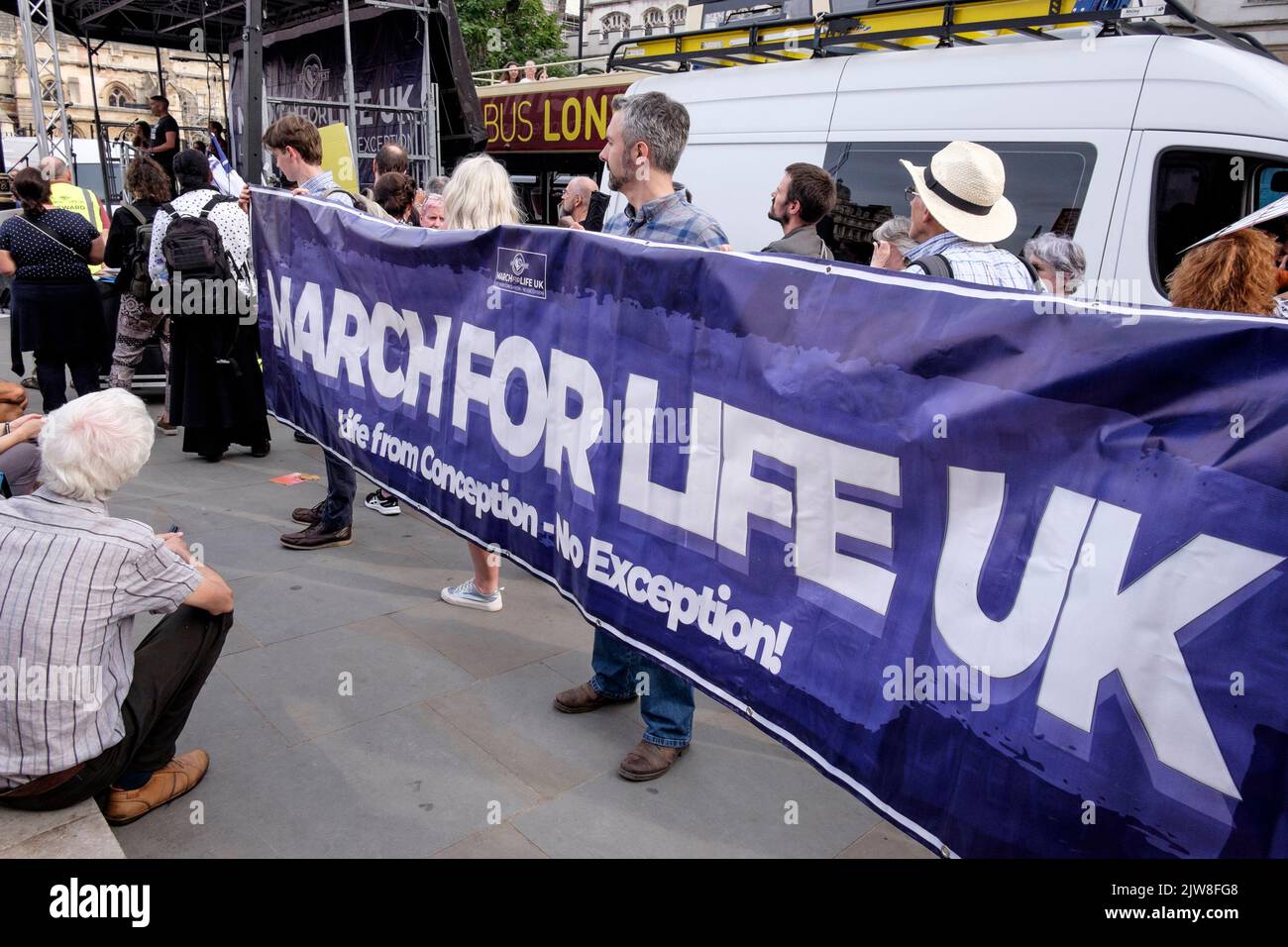 London, Großbritannien. 3. September 2022. Mitglieder von Anti-Abtreibungsgruppen treffen sich auf dem Parliament Square in Westminster nach einem jährlichen „Marsch fürs Leben“ im Zentrum von London. Pro Choice Abtreibungsbefürworter versammeln sich auch, um ihre Opposition gegen die Anti-Abtreibungsbewegung zum Ausdruck zu bringen. Im Bild: Aktivisten halten bei der Kundgebung in London das Banner „March for Life UK“ ab. Stockfoto