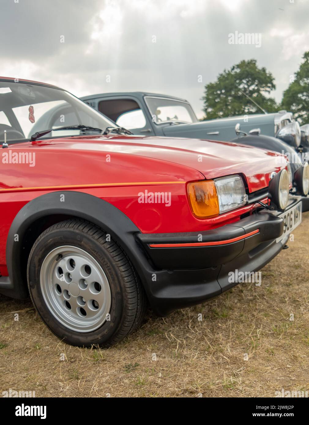 Old Buckenham, Norfolk, Großbritannien – September 03 2022. Die Motorhaube eines klassischen Ford Fiesta XR2 in rosso-Rot ist auf der jährlichen Free to Enter Car Show zu sehen Stockfoto