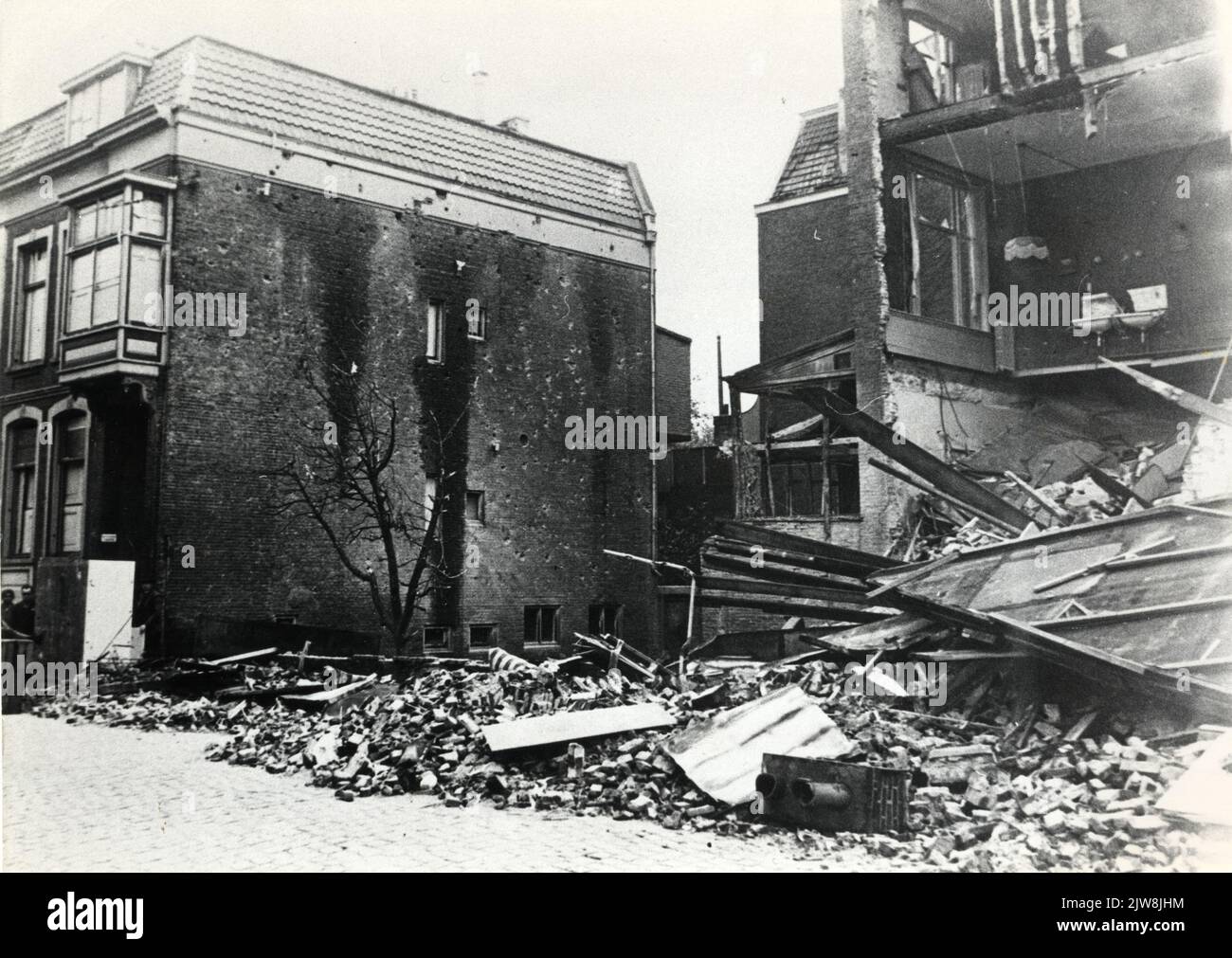 Blick auf das Hotel-Café-Restaurant Central (Stationsplein 13-14) in Utrecht während des Bombenangriffs vom 13. Oktober 1944. Auf der linken Seite das Gebäude Stationsstraat 24. Stockfoto