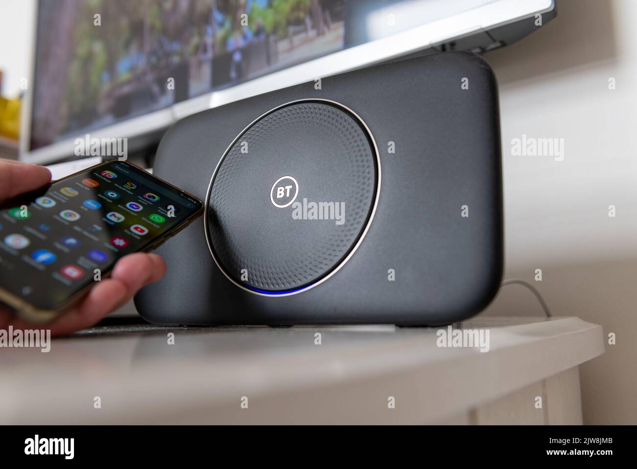 London. GROSSBRITANNIEN: 09.04.2022. Ein BT-Heimknoten für Festnetz-Internetverbindungen, der bei einem Kunden zu Hause installiert wird. Stockfoto