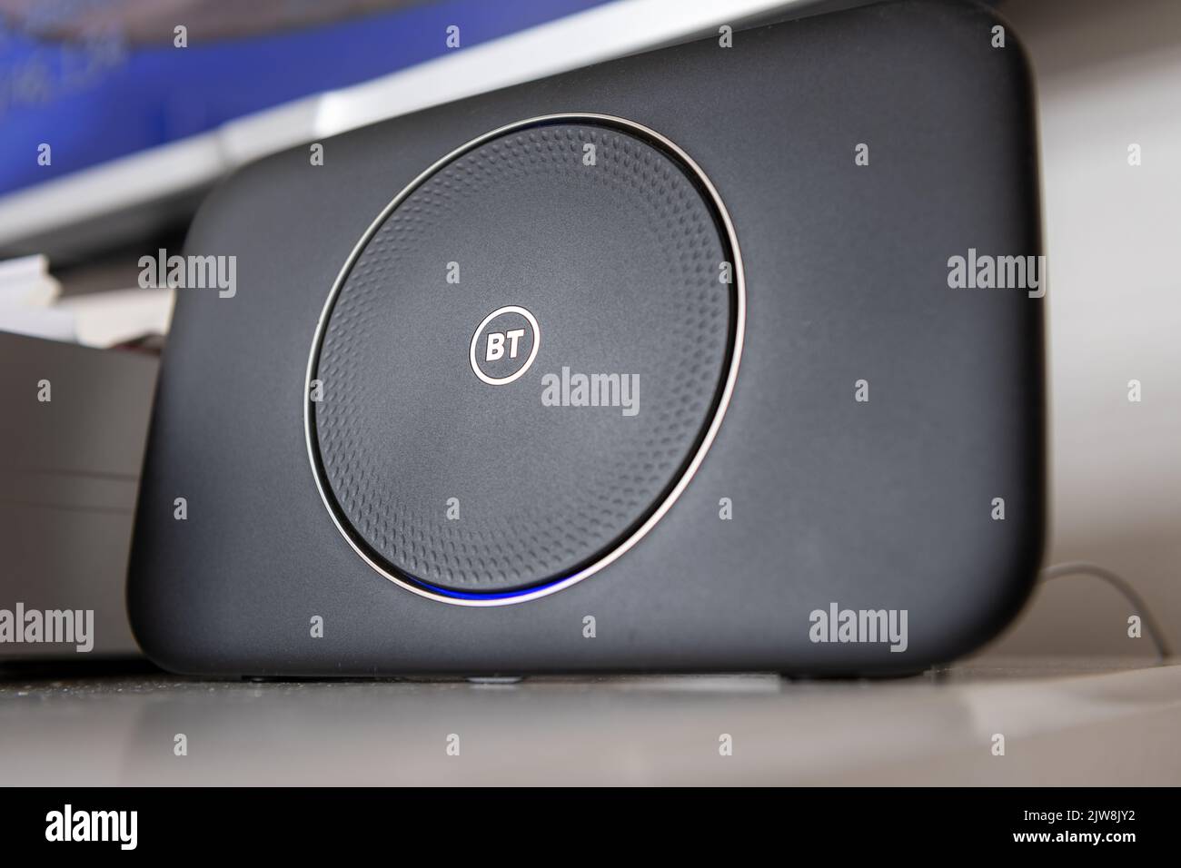 London. GROSSBRITANNIEN: 09.04.2022. Ein BT-Heimknoten für Festnetz-Internetverbindungen, der bei einem Kunden zu Hause installiert wird. Stockfoto