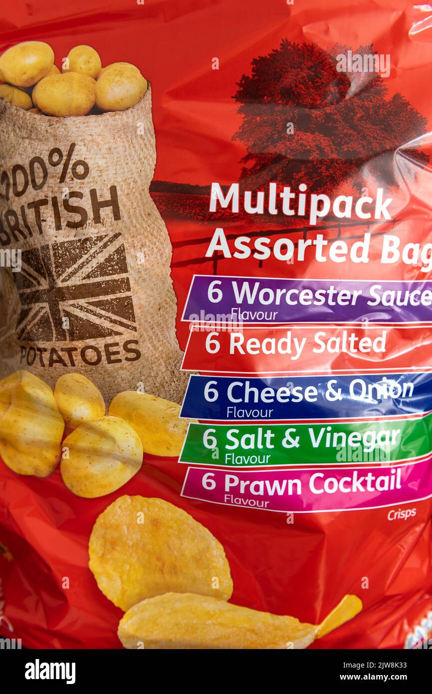 London. GROSSBRITANNIEN: 09.01.2022. Eine Jumbo-Packung Kartoffelchips in verschiedenen Geschmacksrichtungen. Junk, hoch verpackte Lebensmittel. Stockfoto