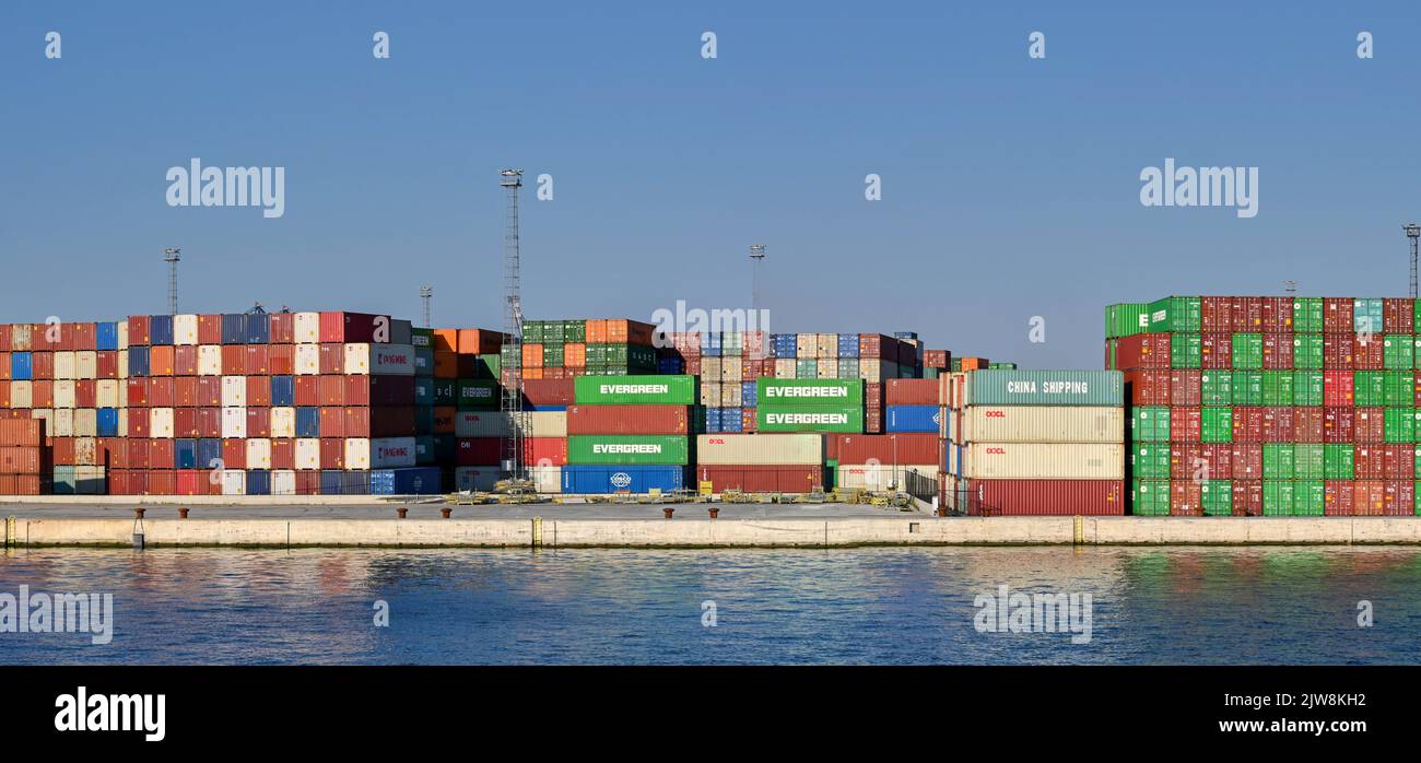 Antwerpen, Belgien - 2022. August: Panoramablick auf Schiffscontainer, die am Hafen in den Docks der Stadt gestapelt sind Stockfoto