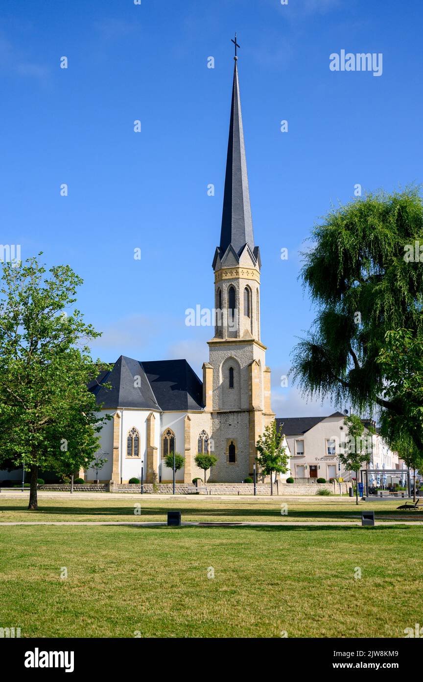 Die Kirche der Heiligen Peter und Paul (Eglise Saints-Pierre-et-Paul) in Bertrange (auch Bartreng oder Bartringen), Luxemburg. Stockfoto